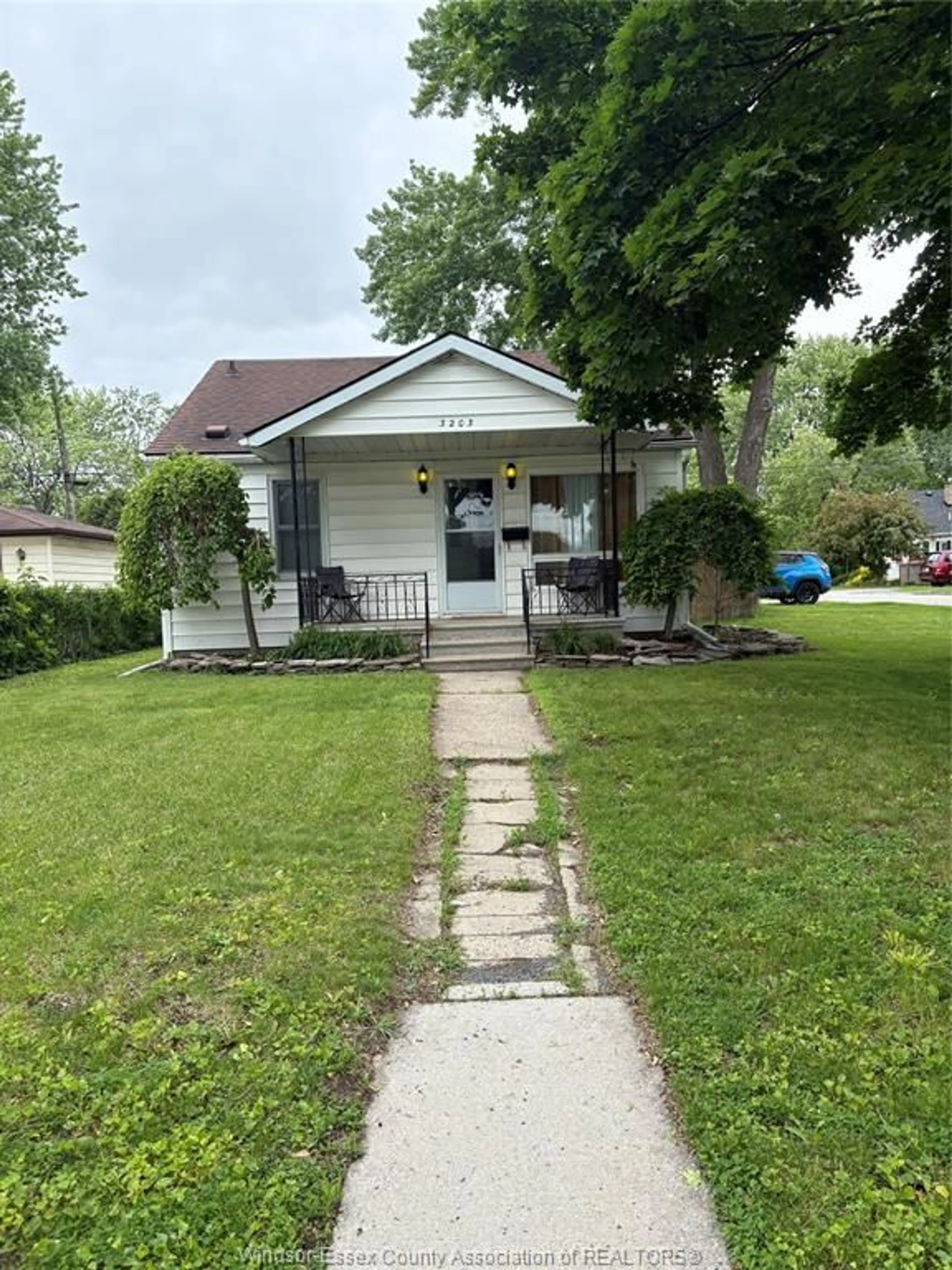 A pic from outside/outdoor area/front of a property/back of a property/a pic from drone, street for 3203 BYNG, Windsor Ontario N8W 3A1