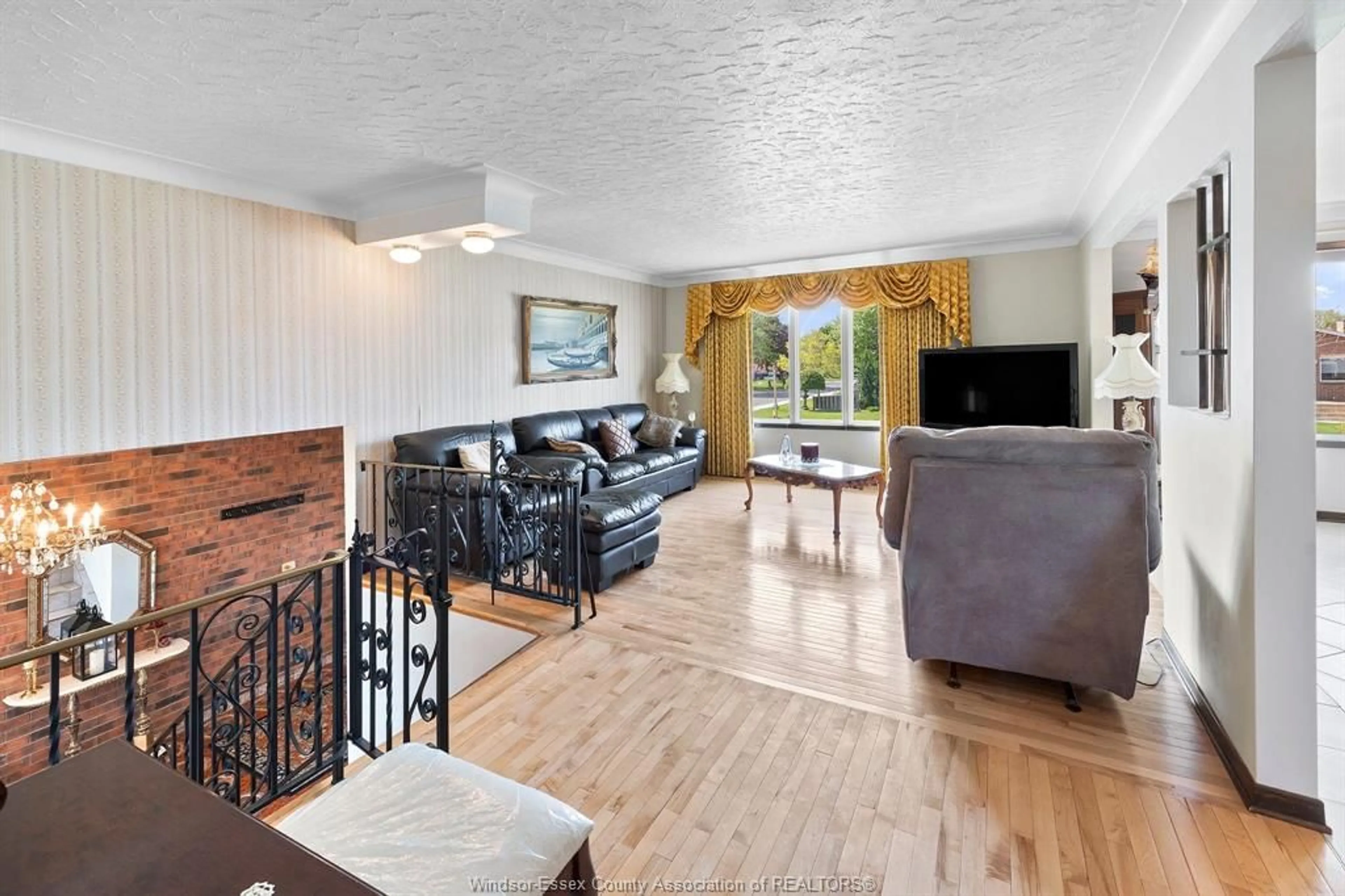 Living room with furniture, wood/laminate floor for 161 MARLBOROUGH St, Leamington Ontario N8H 4S1