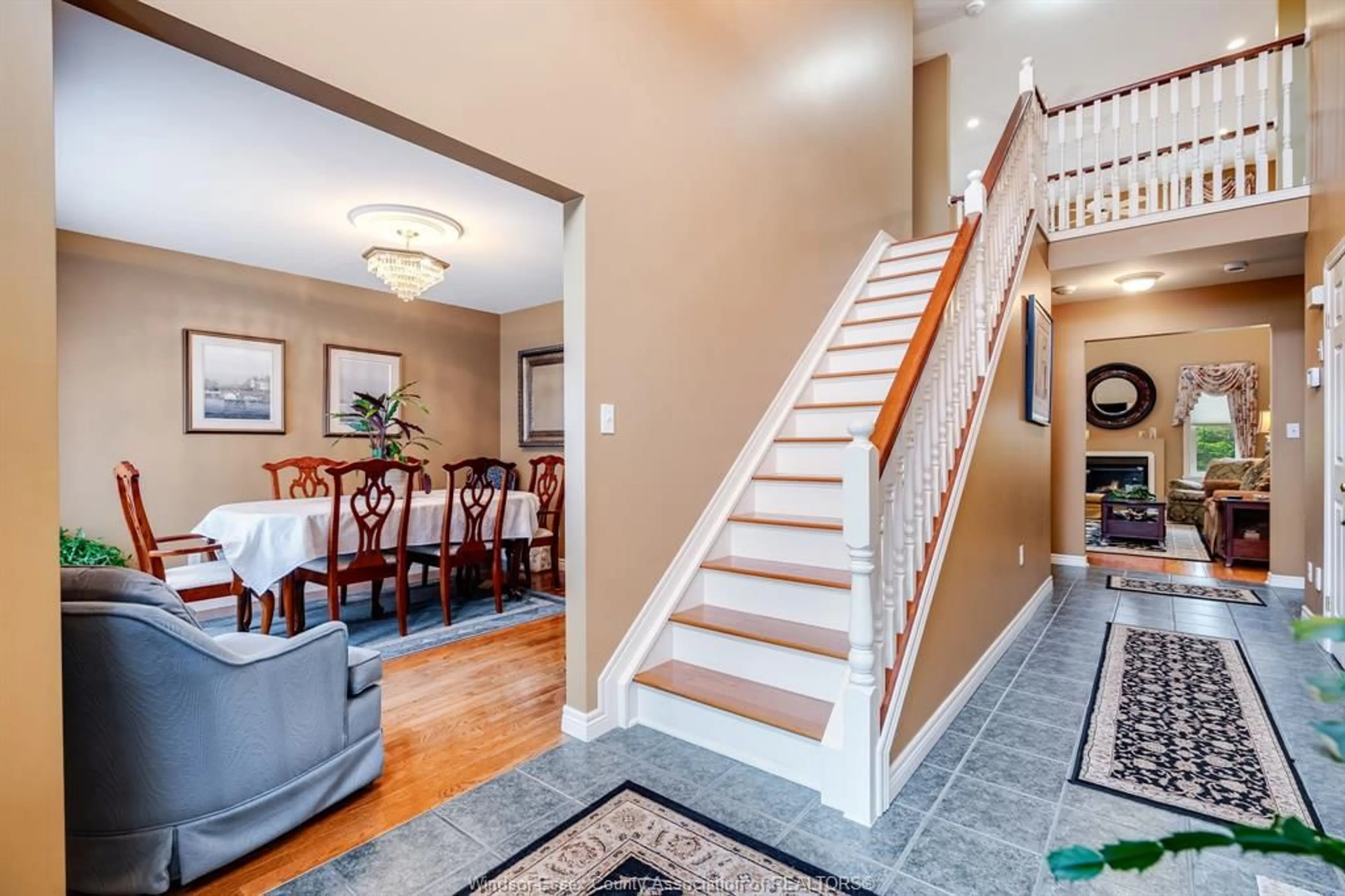 Indoor foyer for 1239 Radcliff, Windsor Ontario N8P 1P2