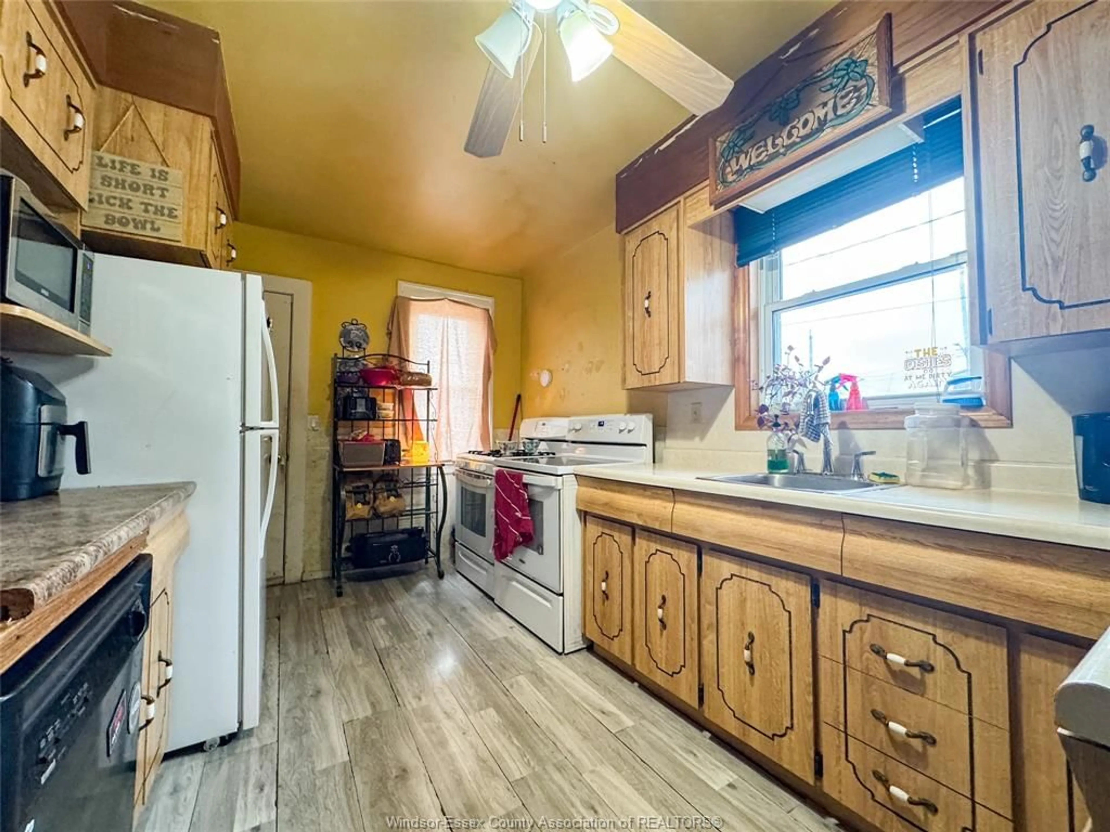 Standard kitchen, unknown for 1090 WIGLE, Windsor Ontario N9C 3M8