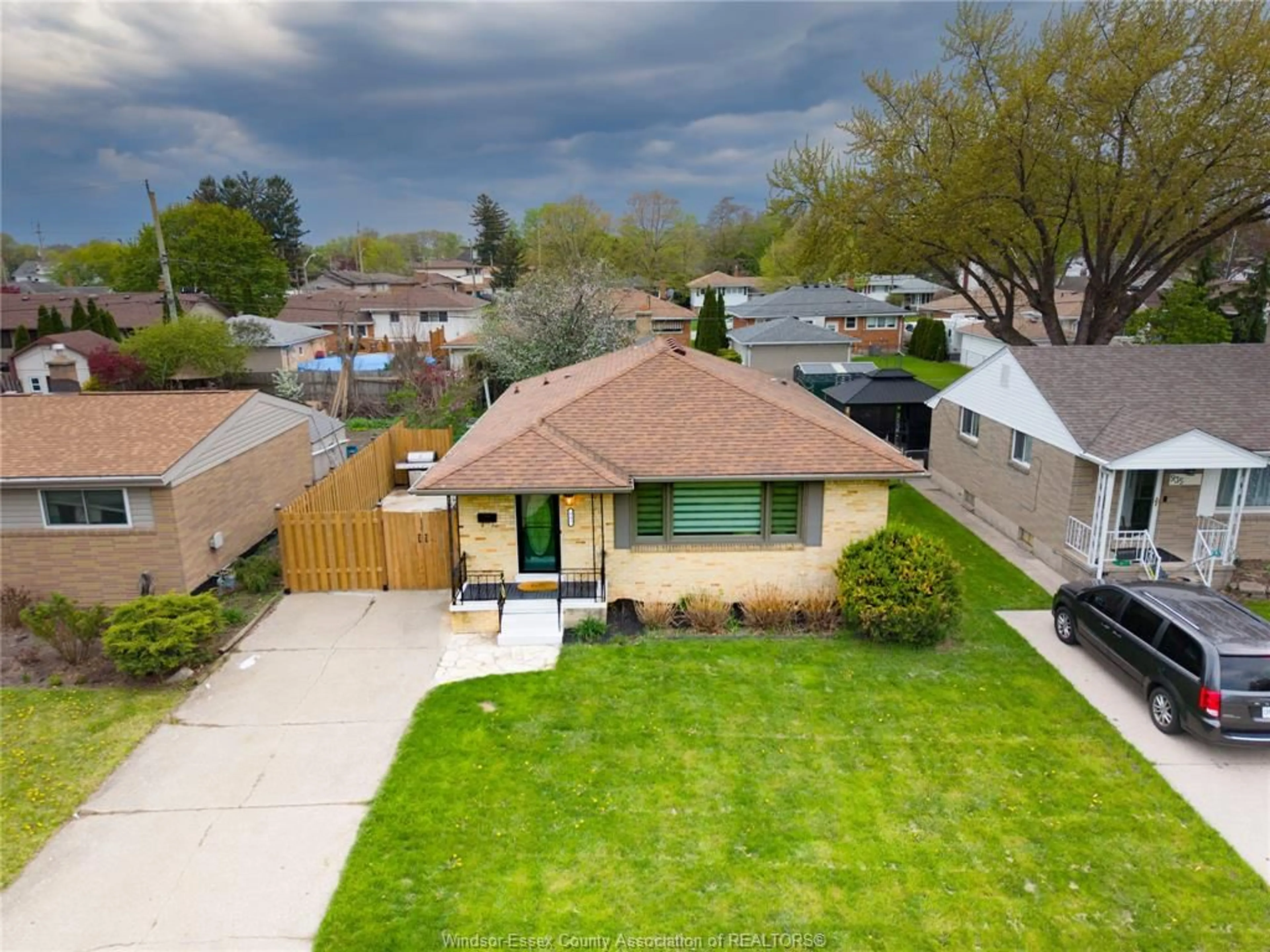A pic from outside/outdoor area/front of a property/back of a property/a pic from drone, street for 943 LAPORTE Ave, Windsor Ontario N8S 3R3
