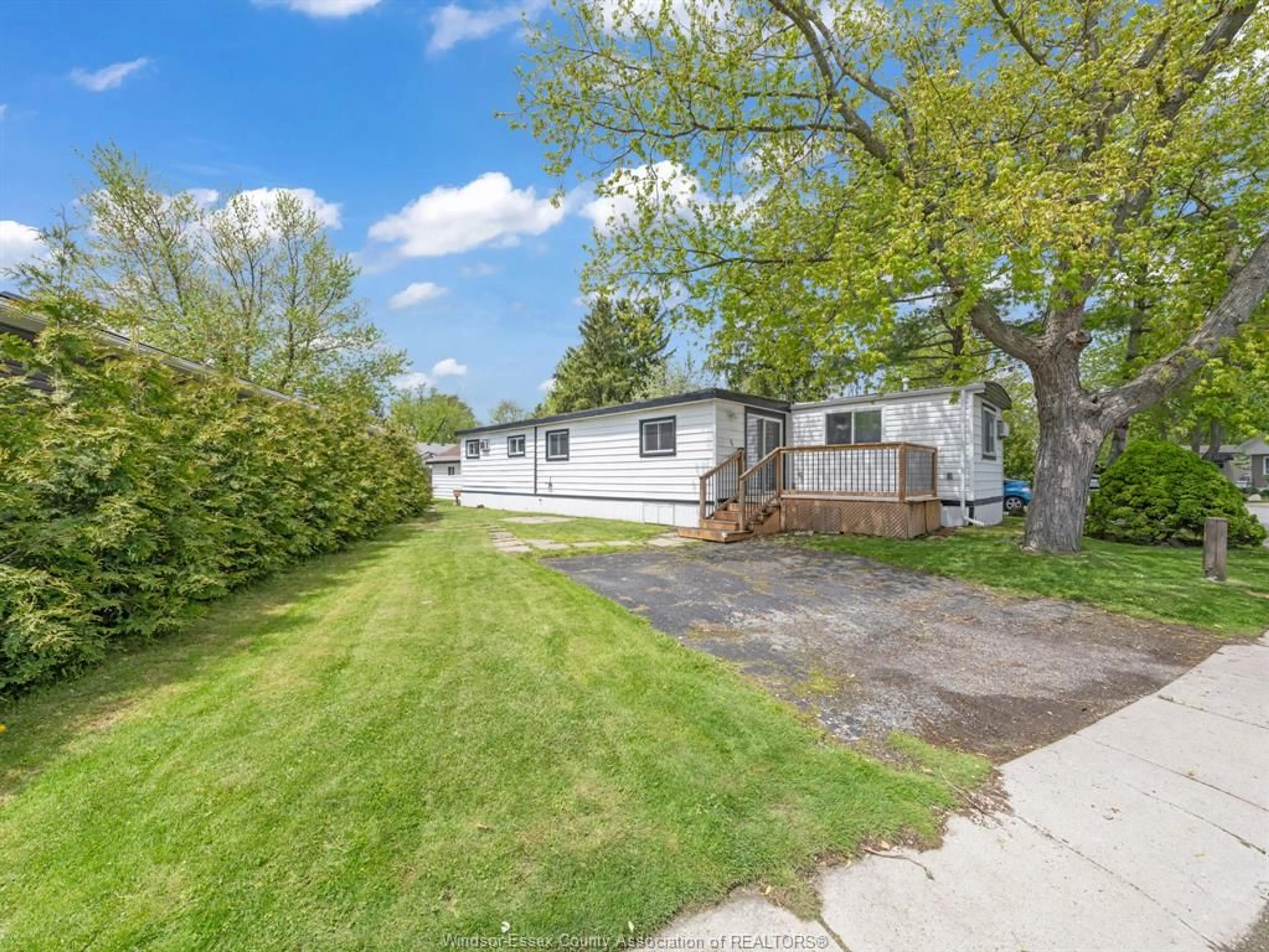 A pic from outside/outdoor area/front of a property/back of a property/a pic from drone, street for 178 NEIL Crt, Essex Ontario N8M 2A6