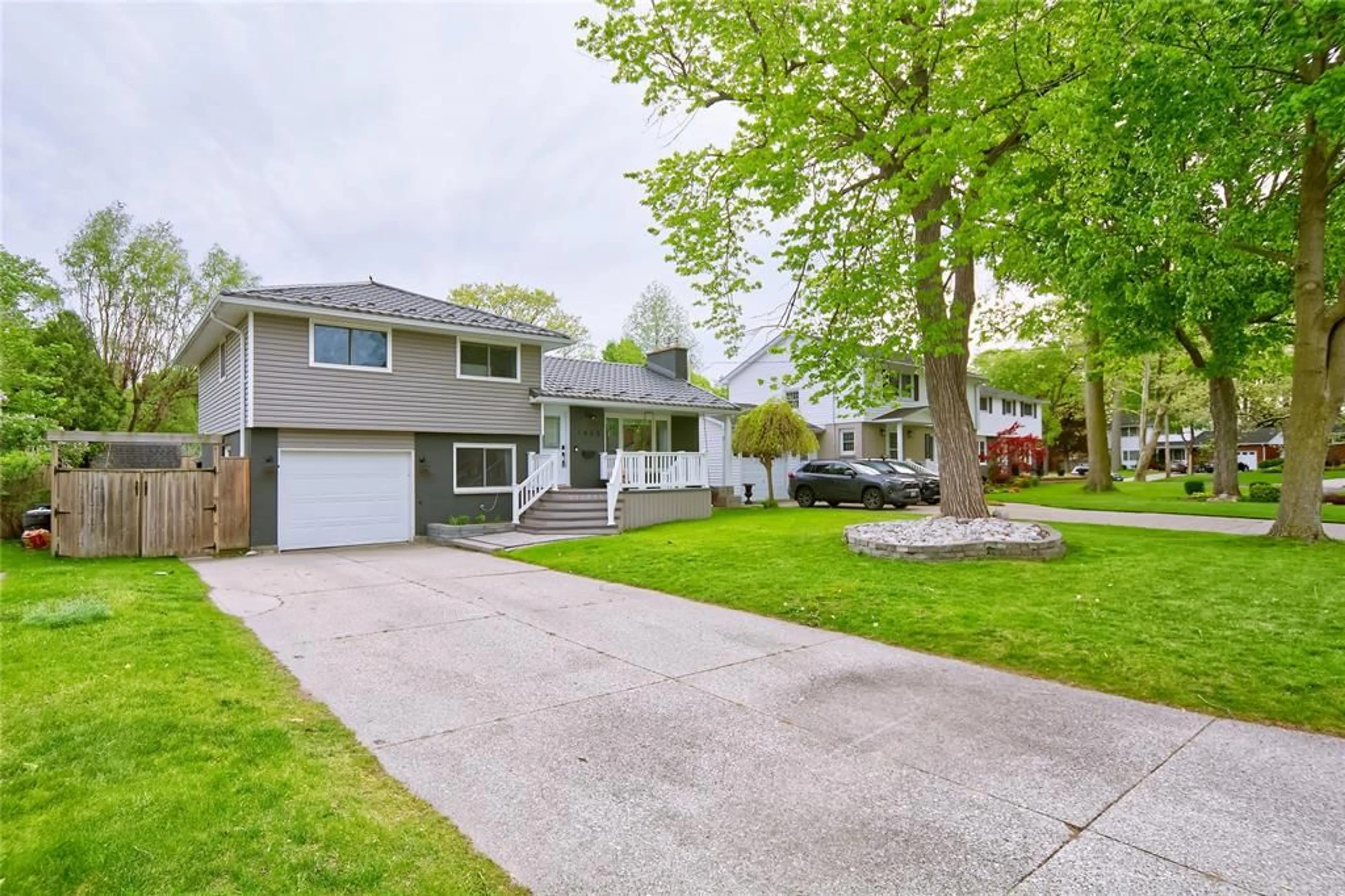 Home with vinyl exterior material, street for 1053 GRIFFITH Rd, Sarnia Ontario N7S 3G1