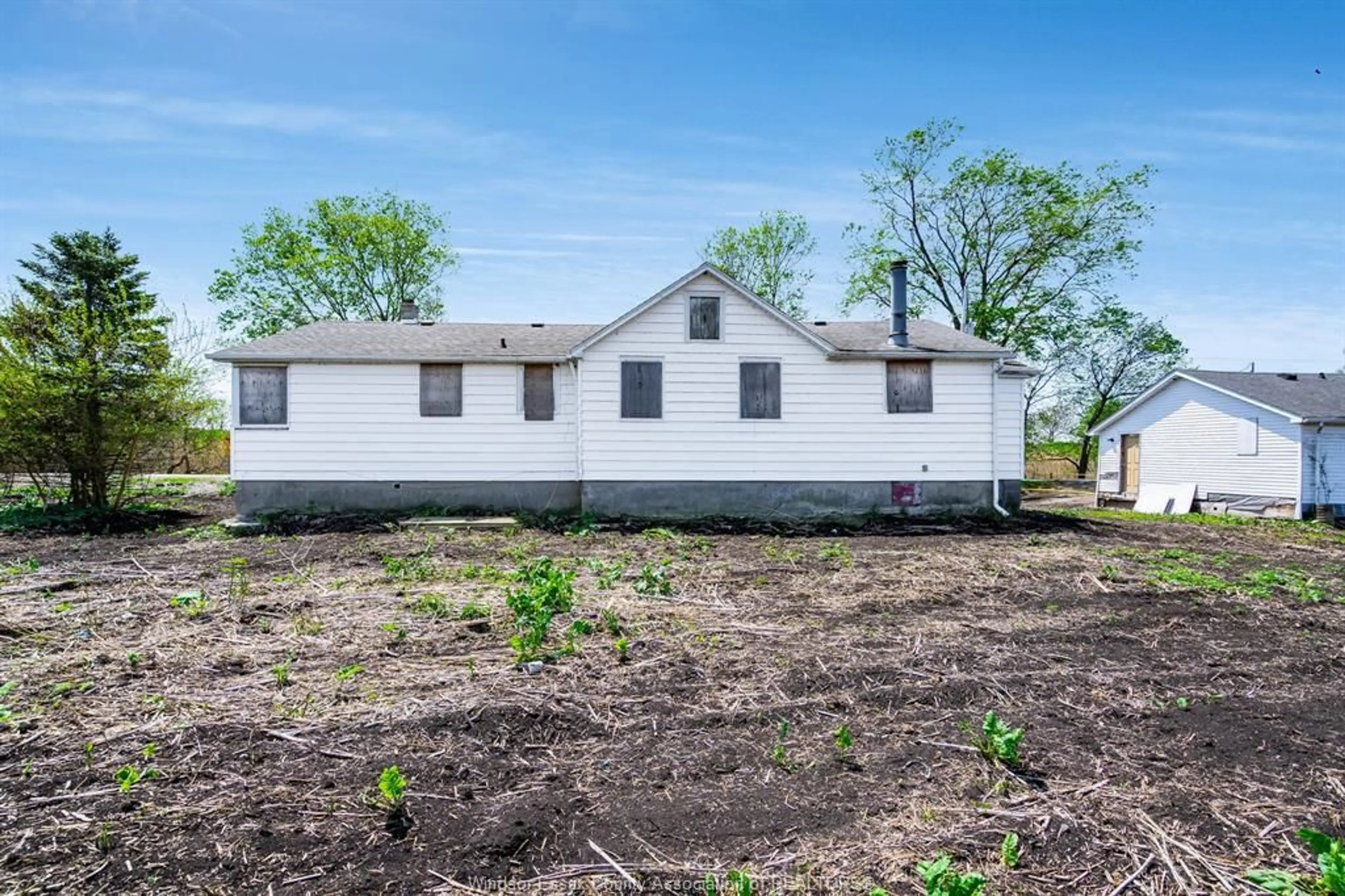 Home with vinyl exterior material, building for 1833 Mersea Rd, Leamington Ontario N8H 3V4