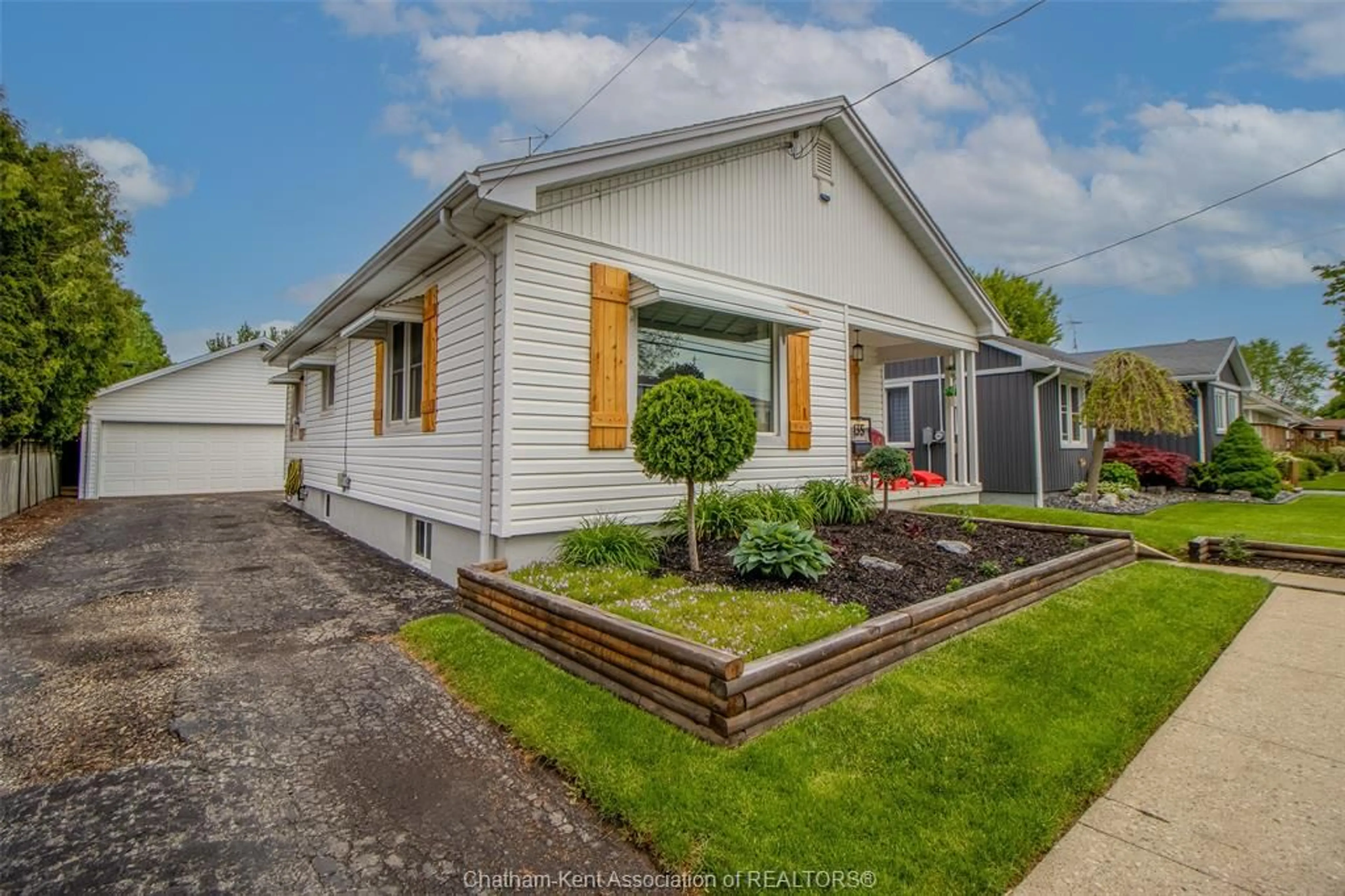Home with vinyl exterior material, street for 135 Alexandra Ave, Chatham Ontario N7M 1Y4