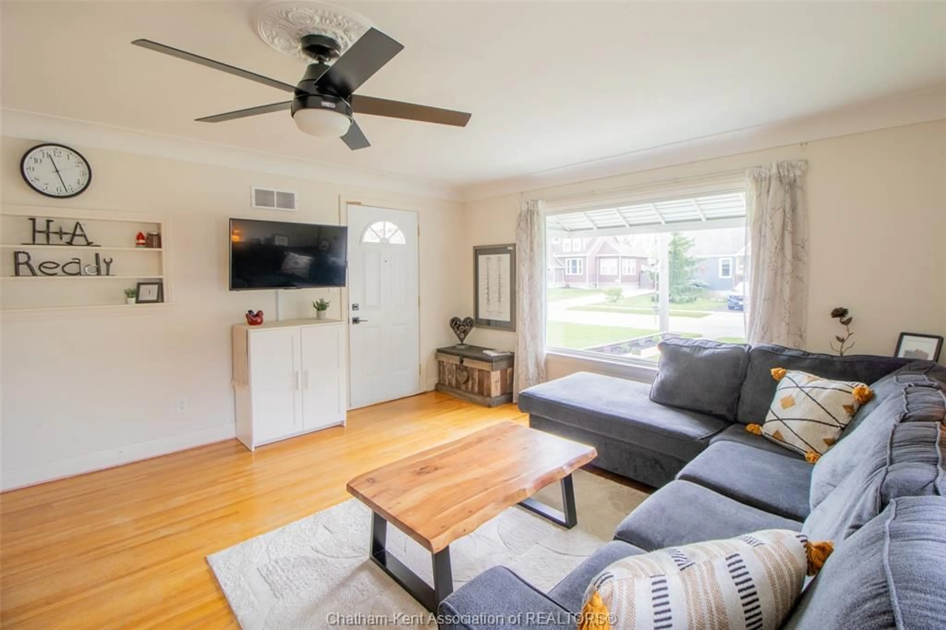 Living room with furniture, unknown for 135 Alexandra Ave, Chatham Ontario N7M 1Y4