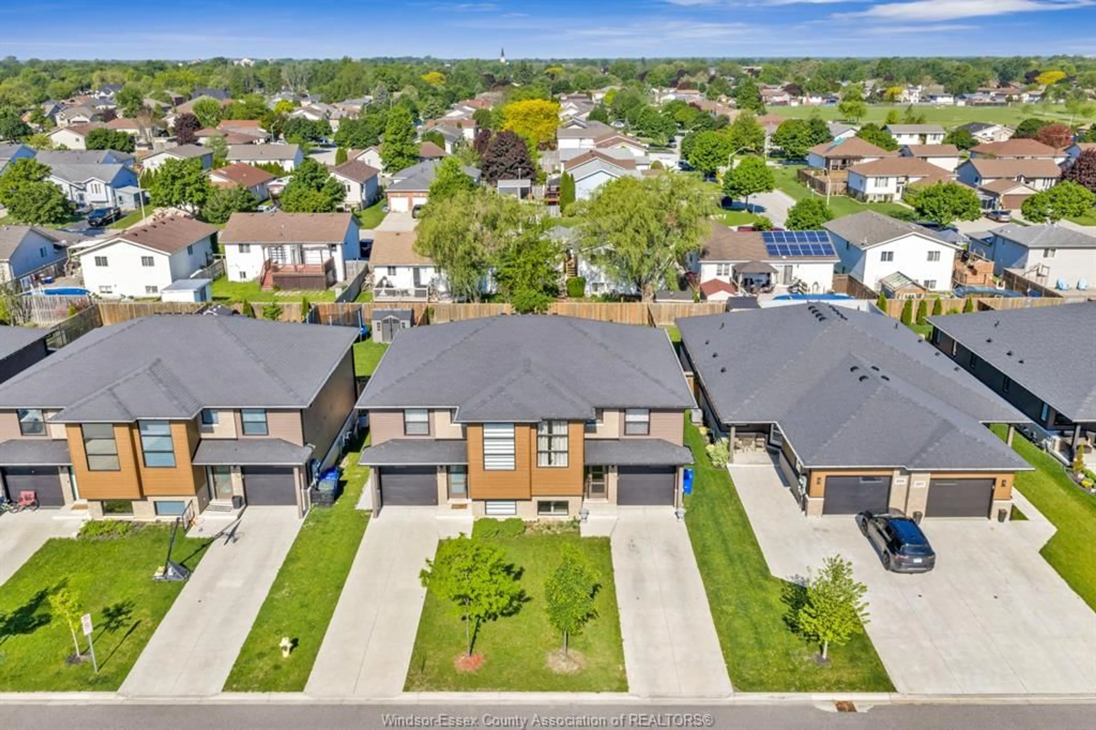A pic from outside/outdoor area/front of a property/back of a property/a pic from drone, street for 201 MEADOWVIEW Ave, Amherstburg Ontario N9V 0G1