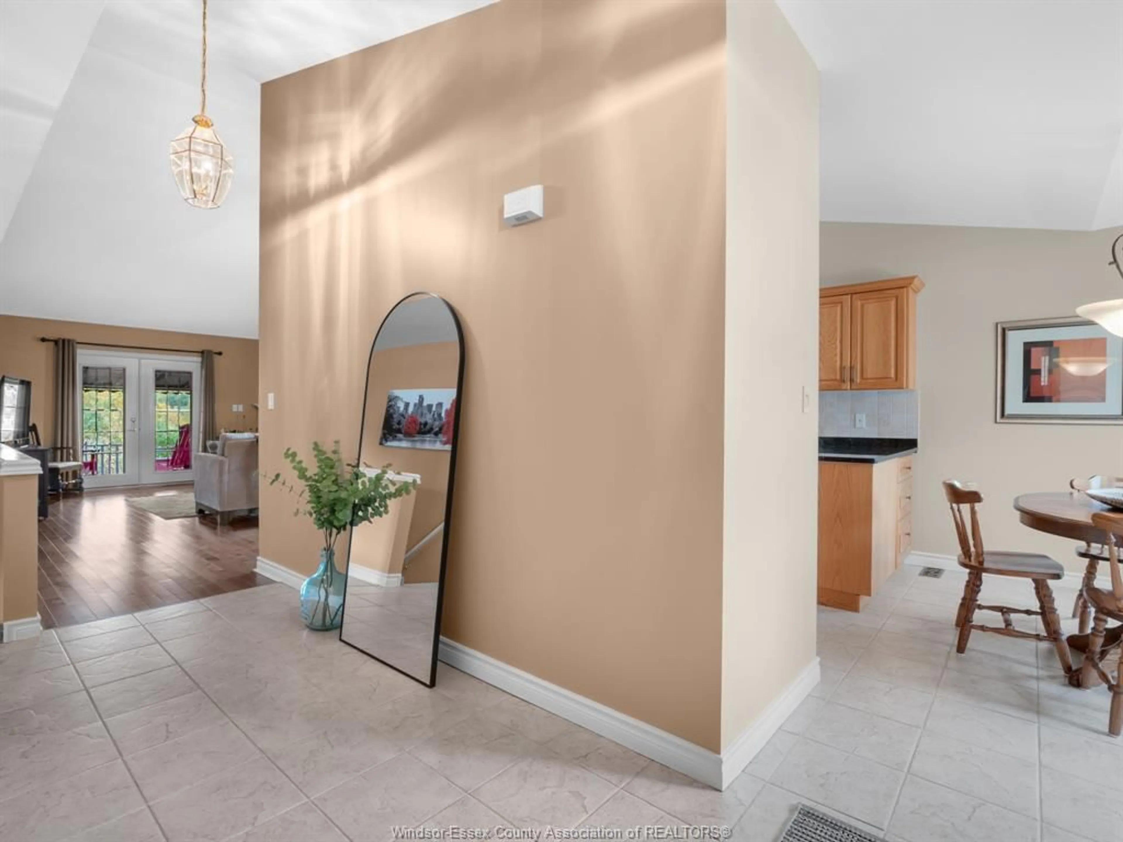 Indoor foyer for 1592 BLUE HERON Dr, Windsor Ontario N8P 1L6