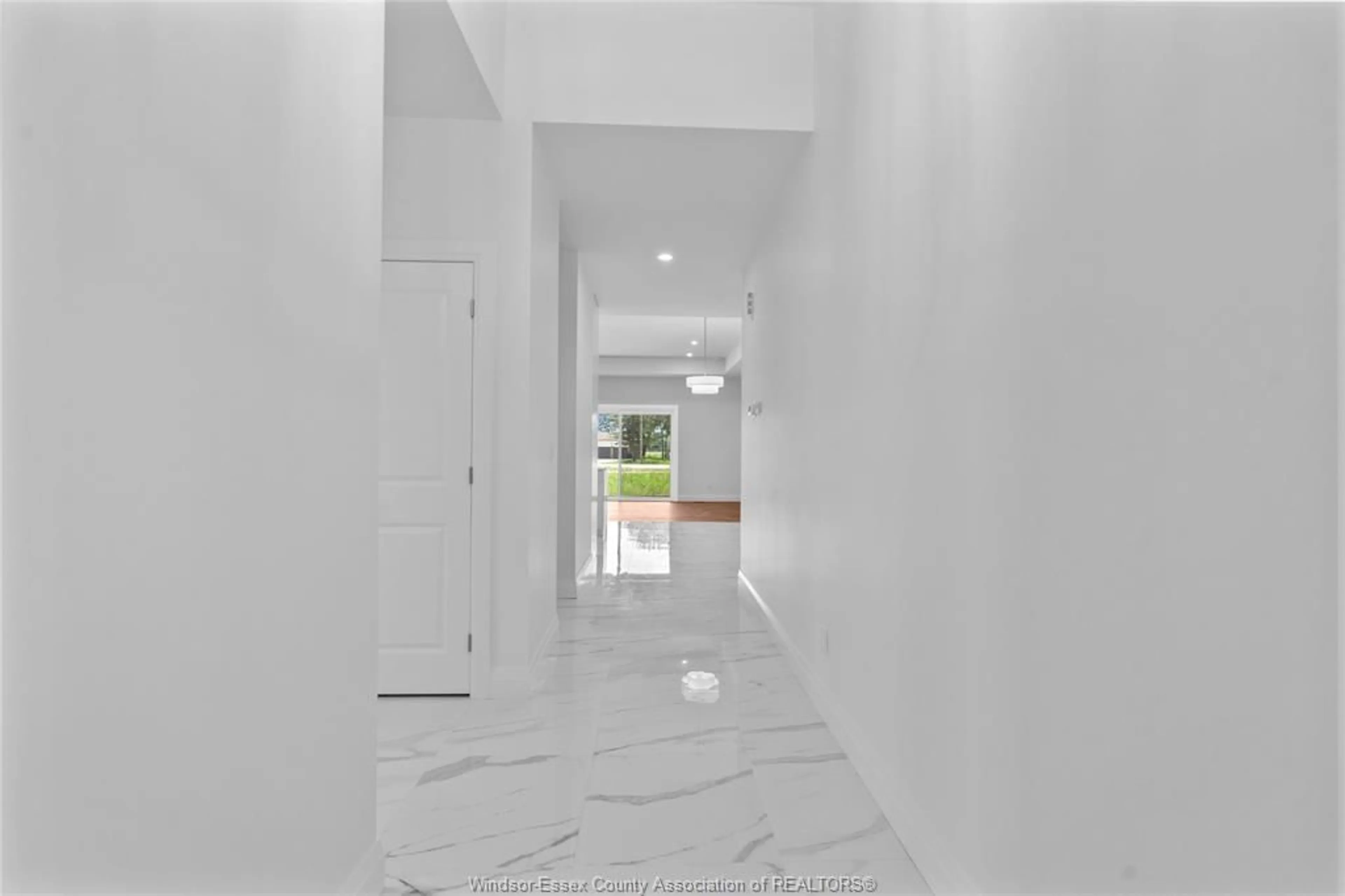 Indoor foyer for 3335 TULLIO, LaSalle Ontario N9H 1H3