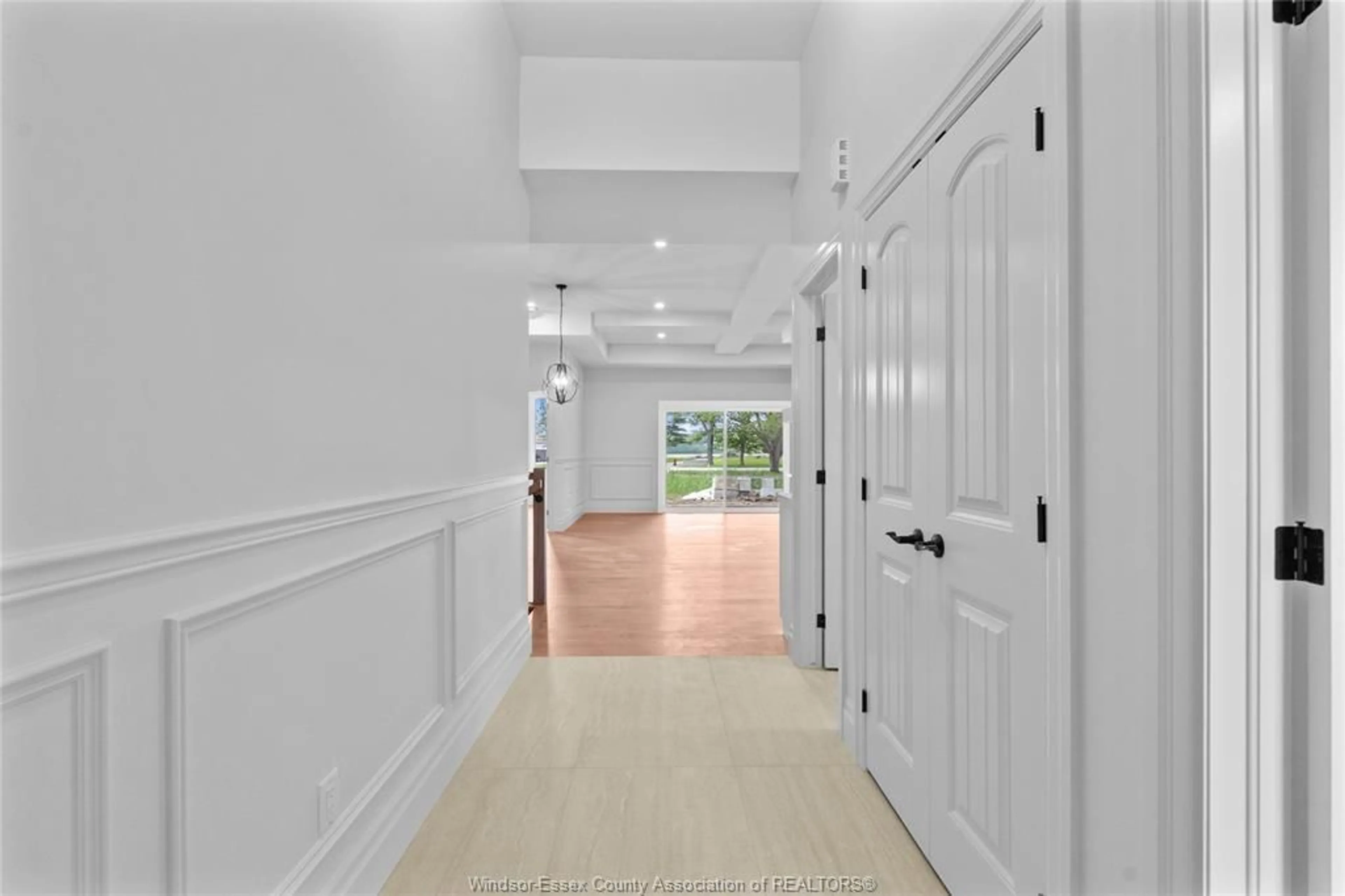 Indoor foyer for 3325 TULLIO, LaSalle Ontario N9H 1H3