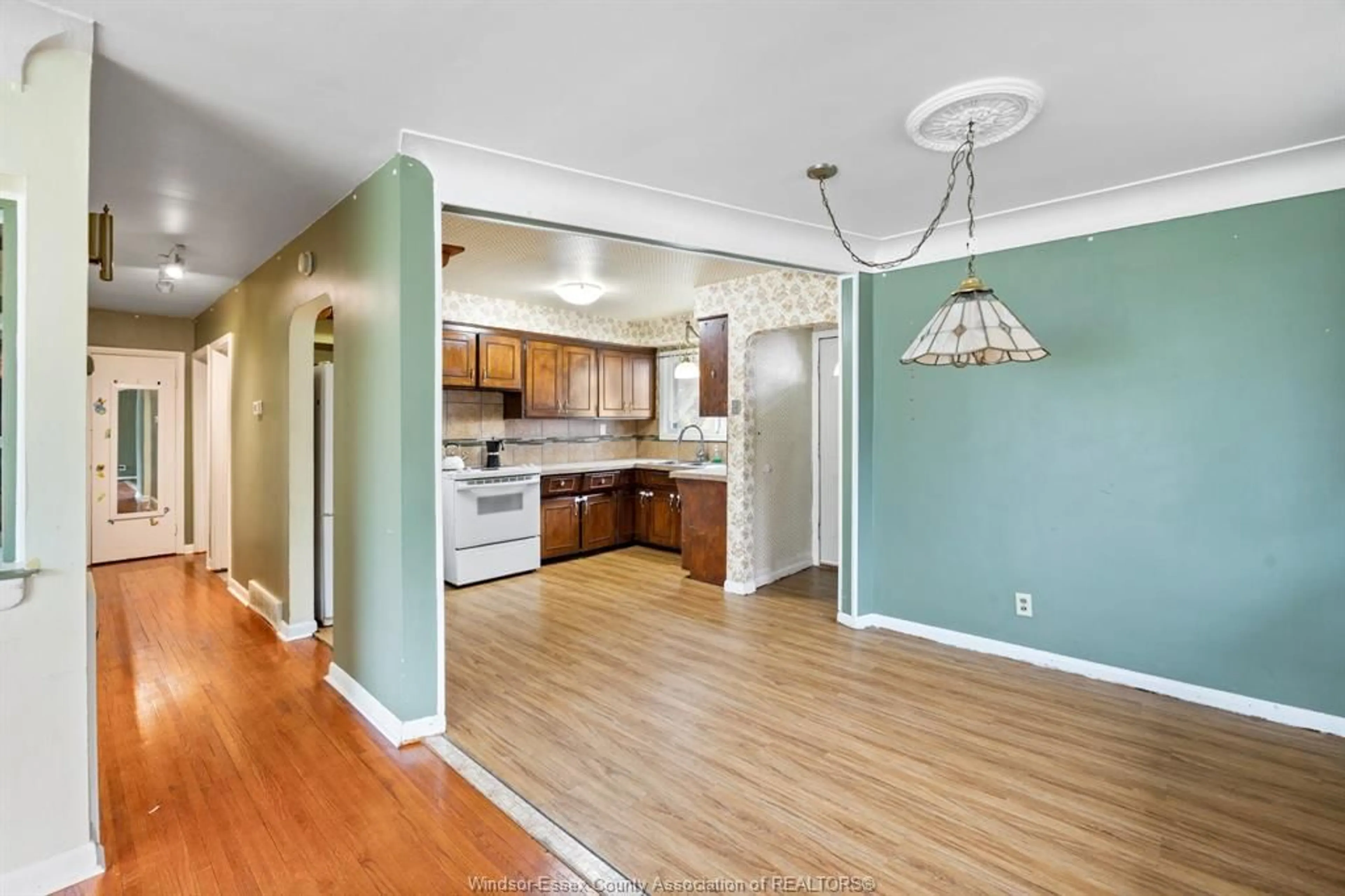 Open concept kitchen, wood/laminate floor for 885 ISACK Dr, Windsor Ontario N8S 3W6