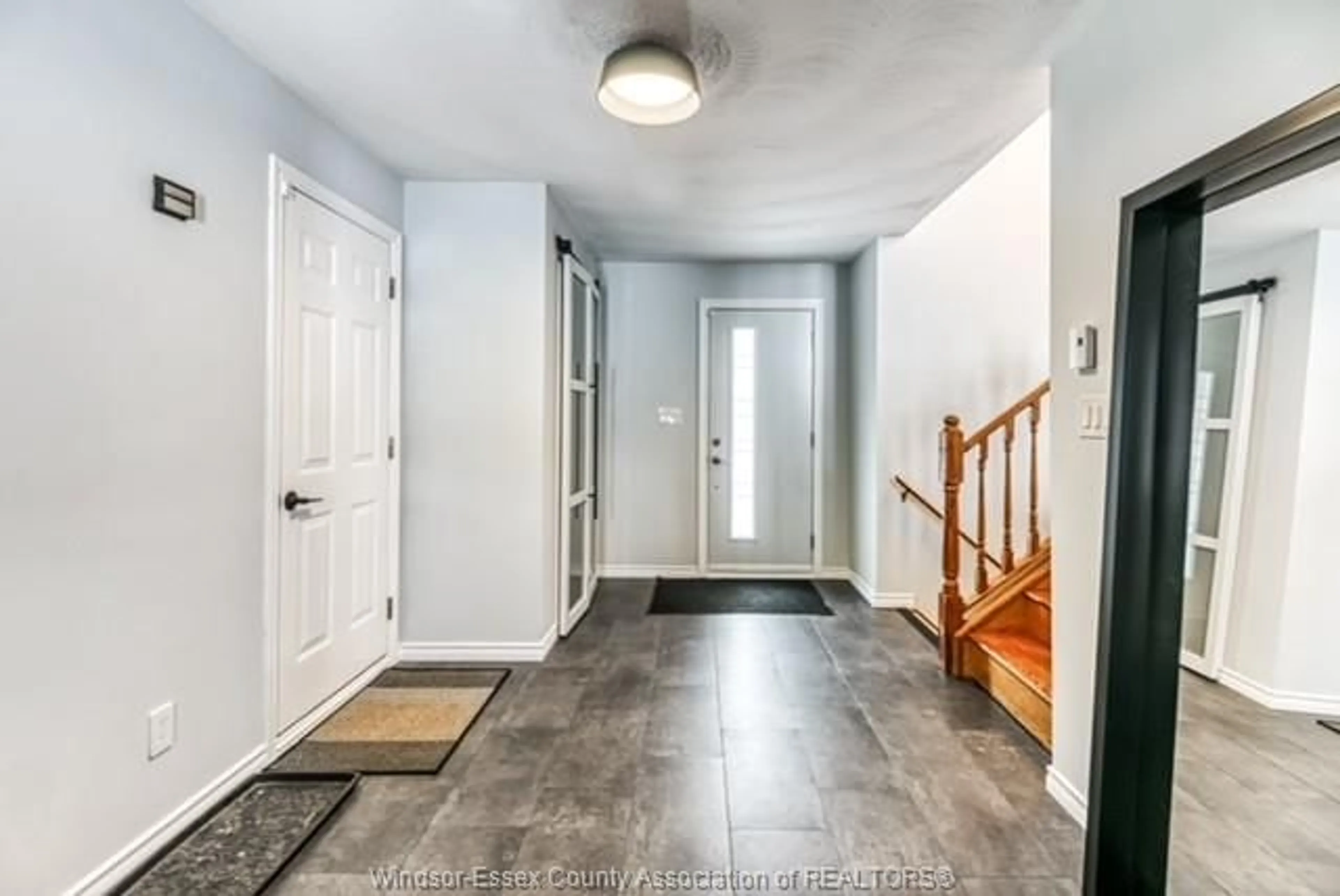 Indoor entryway for 3295 ROMEO St, Val Caron Ontario P3N 1G5