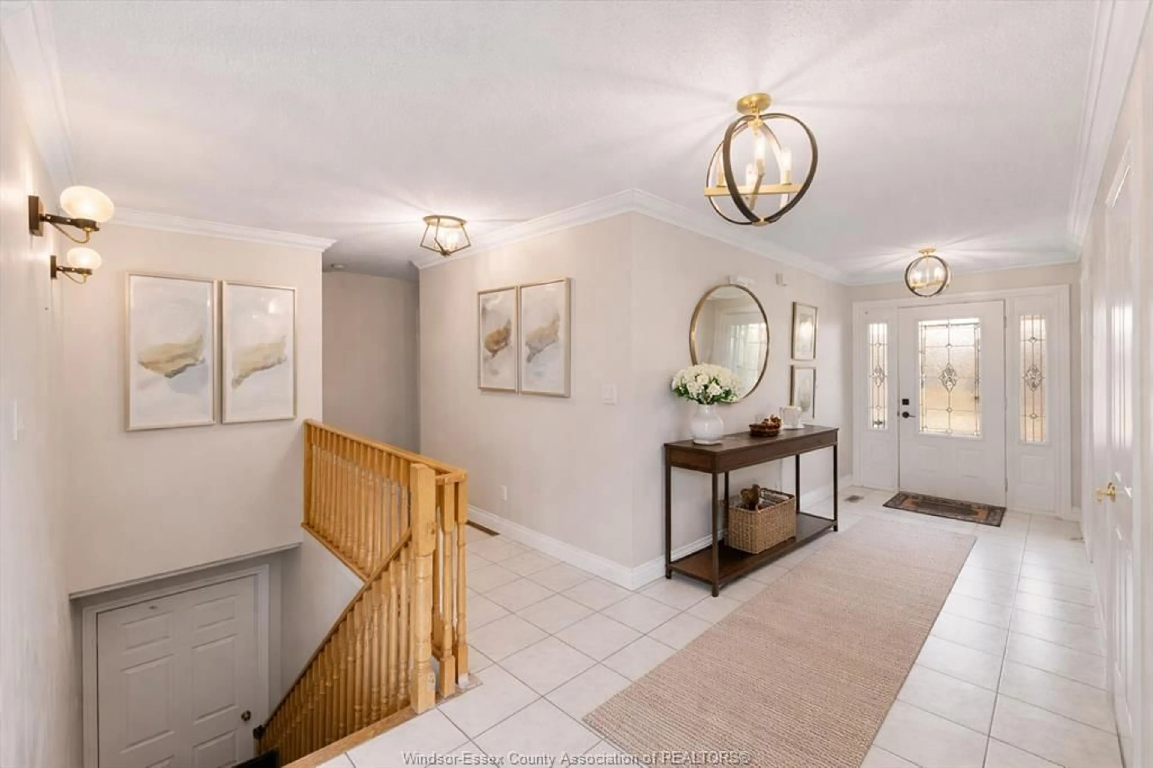 Indoor foyer for 597 COMPTON, Windsor Ontario N9E 4P7