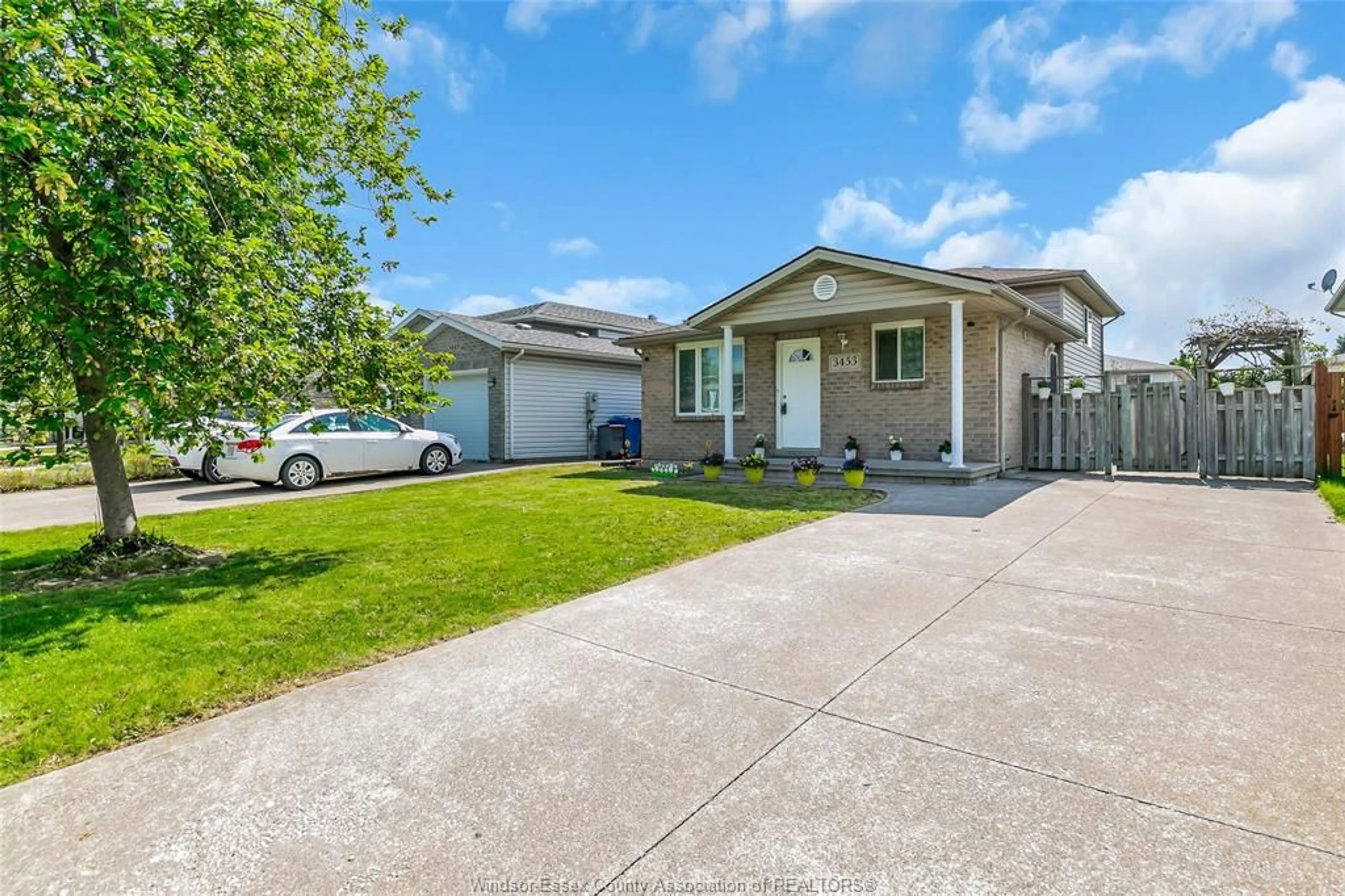 A pic from outside/outdoor area/front of a property/back of a property/a pic from drone, street for 3453 CARIBOU Cres, Windsor Ontario N8W 5V4