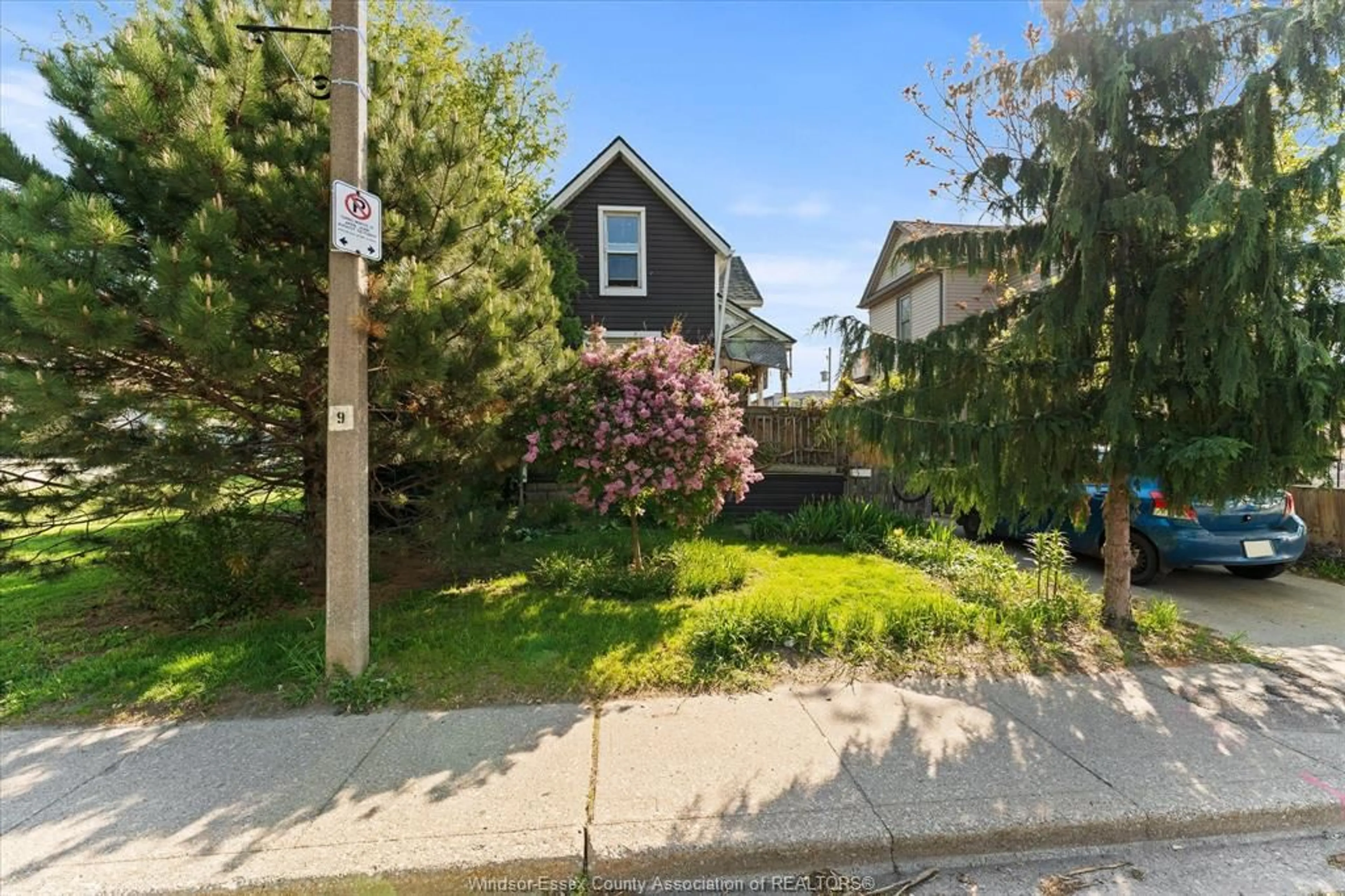 A pic from outside/outdoor area/front of a property/back of a property/a pic from drone, street for 552 PARENT, Windsor Ontario N9A 3J8