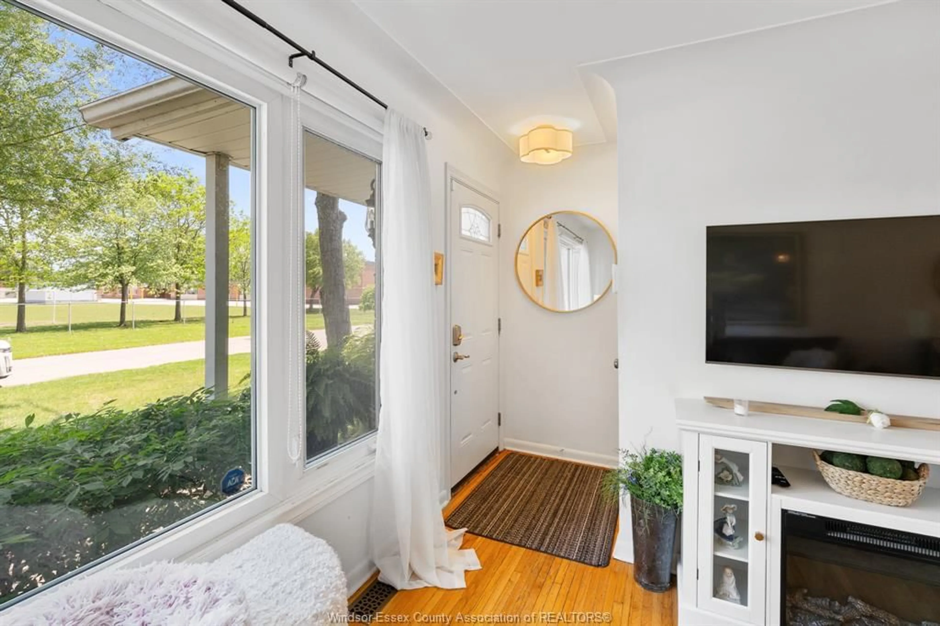 Indoor entryway for 3155 VIRGINIA PARK AVE, Windsor Ontario N9E 2C1