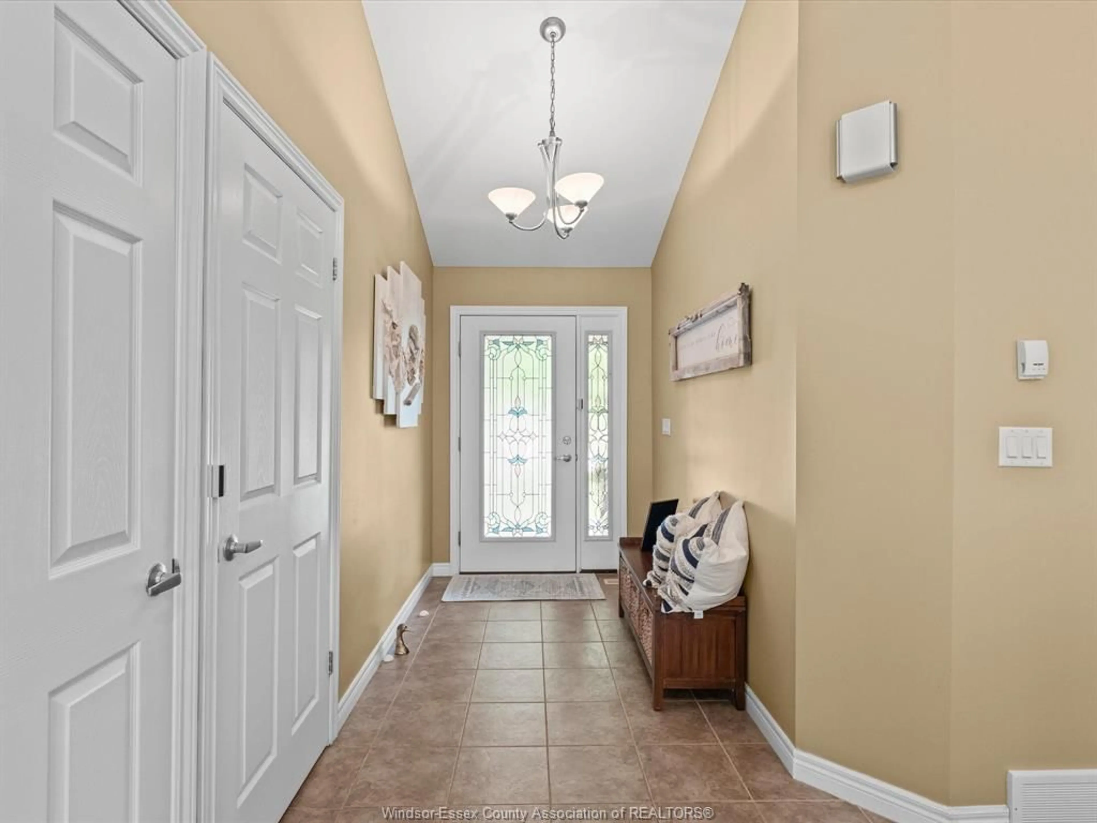 Indoor entryway for 26 GOLFVIEW, Kingsville Ontario N9Y 4E3