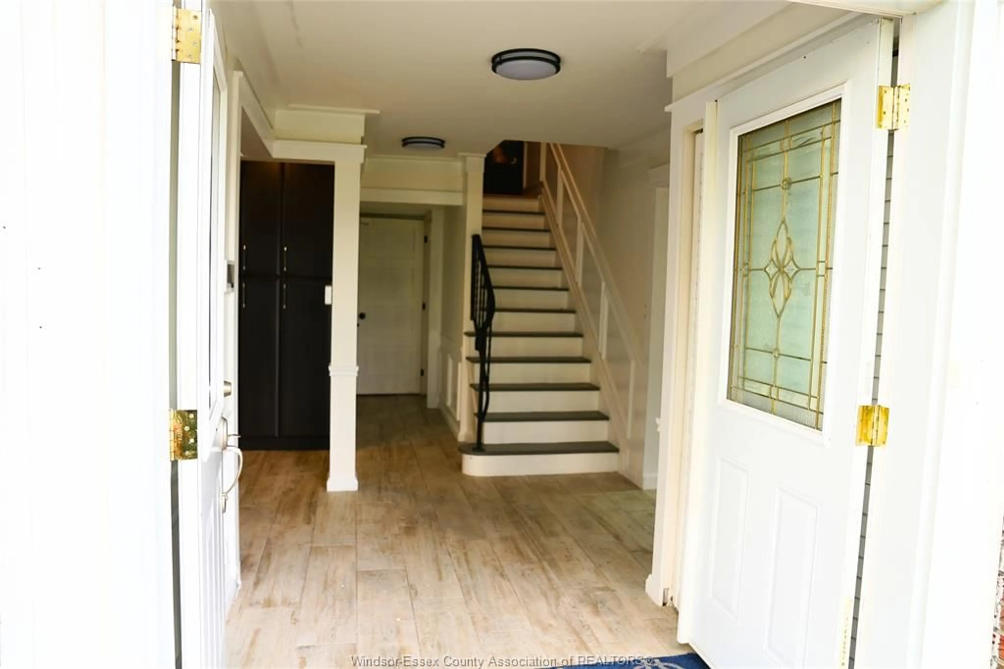 Indoor foyer for 2688 JAMAICA Cres, Windsor Ontario N9E 2Z2