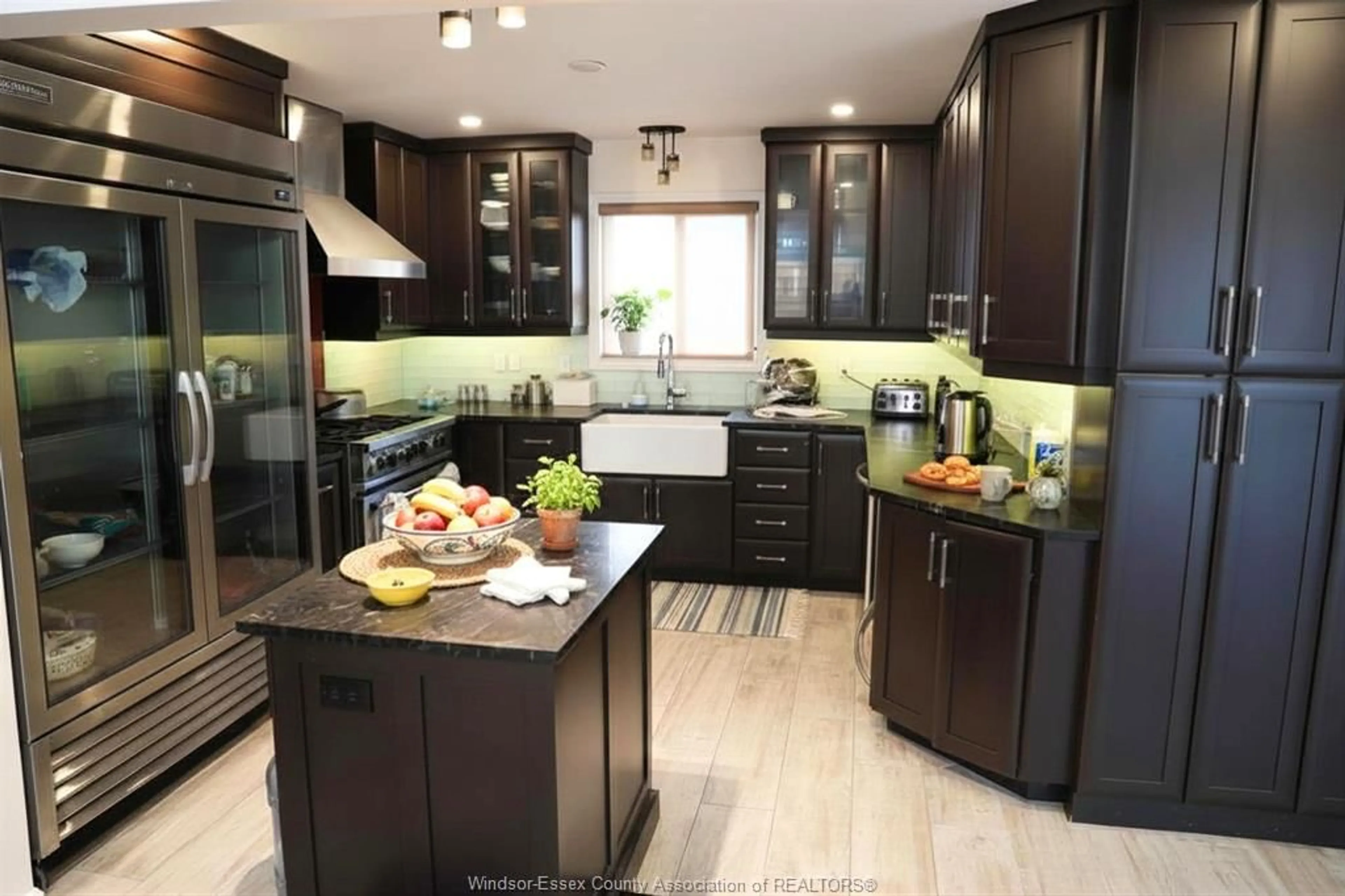 Contemporary kitchen, wood/laminate floor for 2688 JAMAICA Cres, Windsor Ontario N9E 2Z2