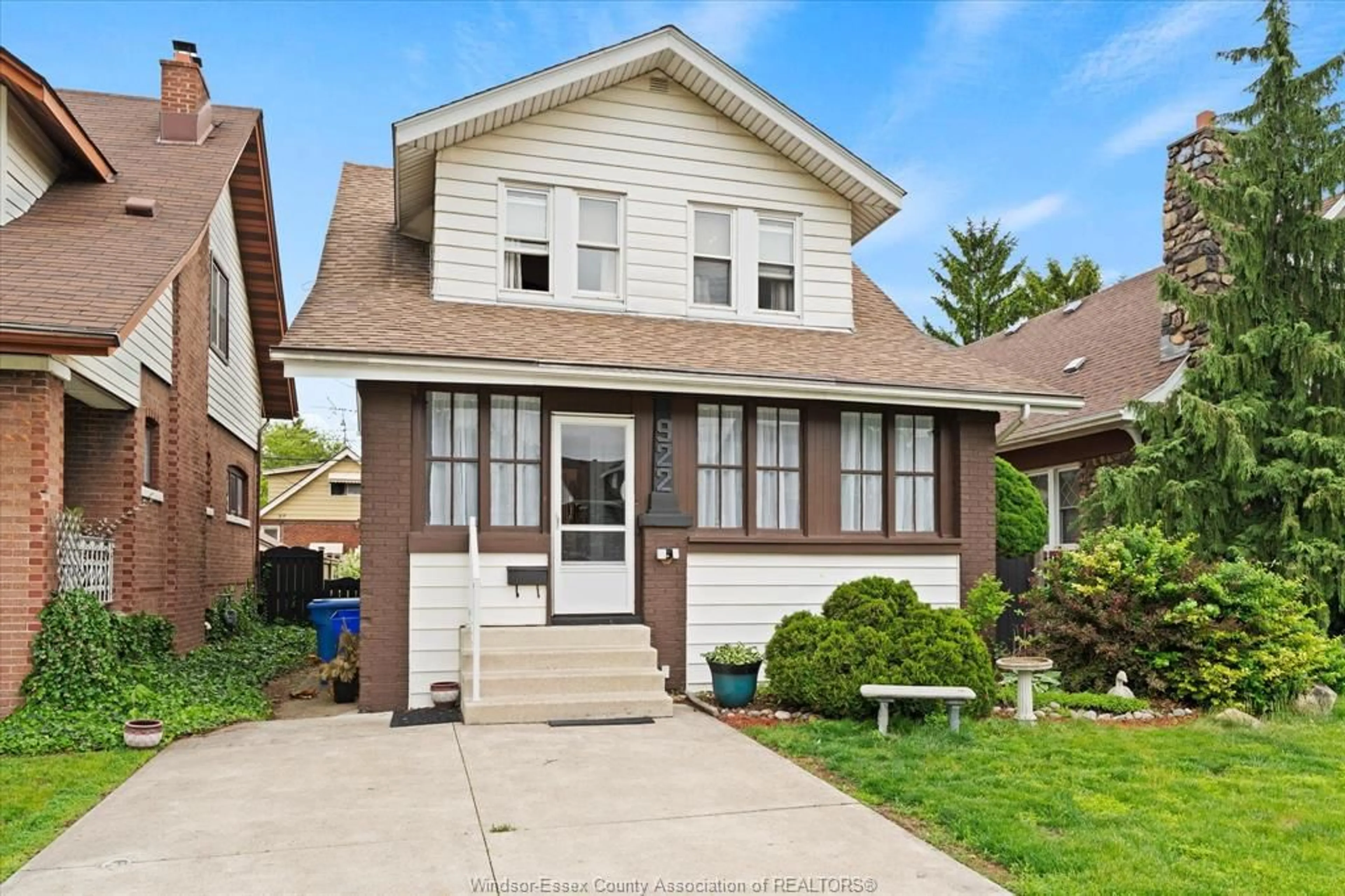 Home with vinyl exterior material, street for 922 LAWRENCE Rd, Windsor Ontario N8Y 3Z8
