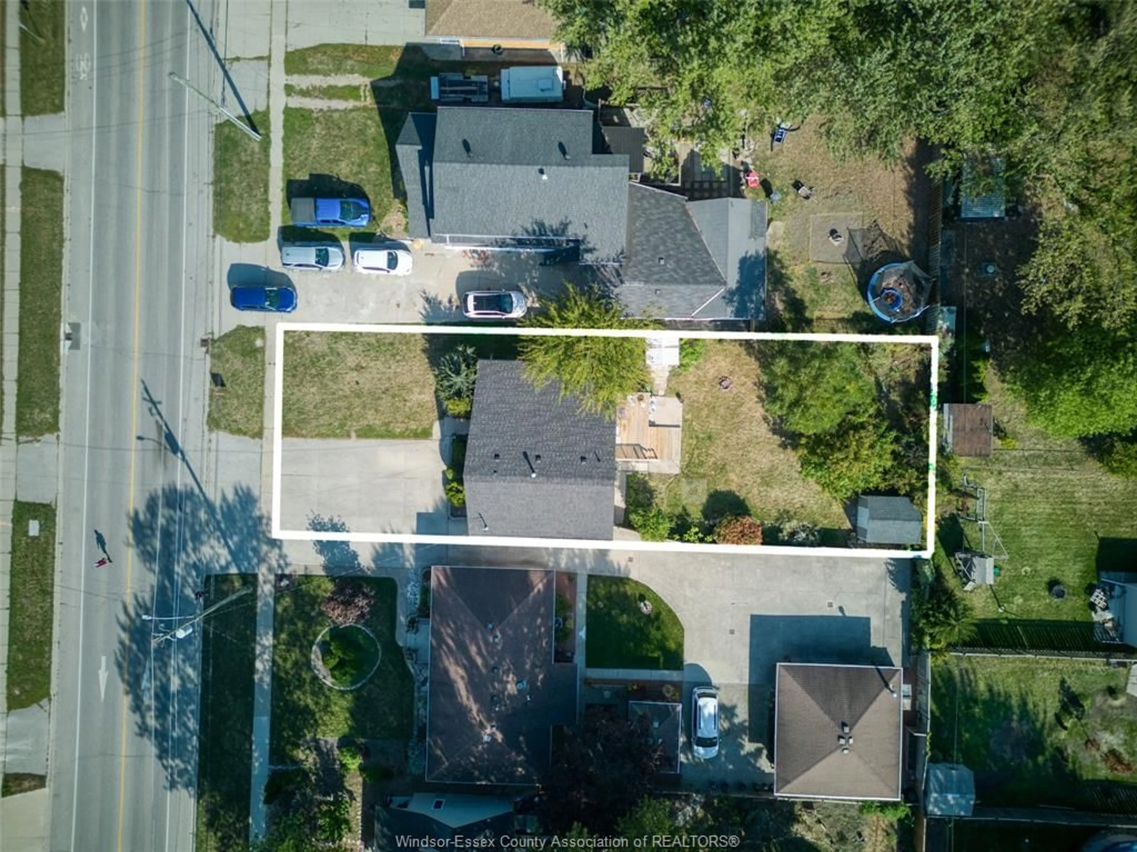 A pic from outside/outdoor area/front of a property/back of a property/a pic from drone, street for 426 LESPERANCE Rd, Tecumseh Ontario N8N 1W4