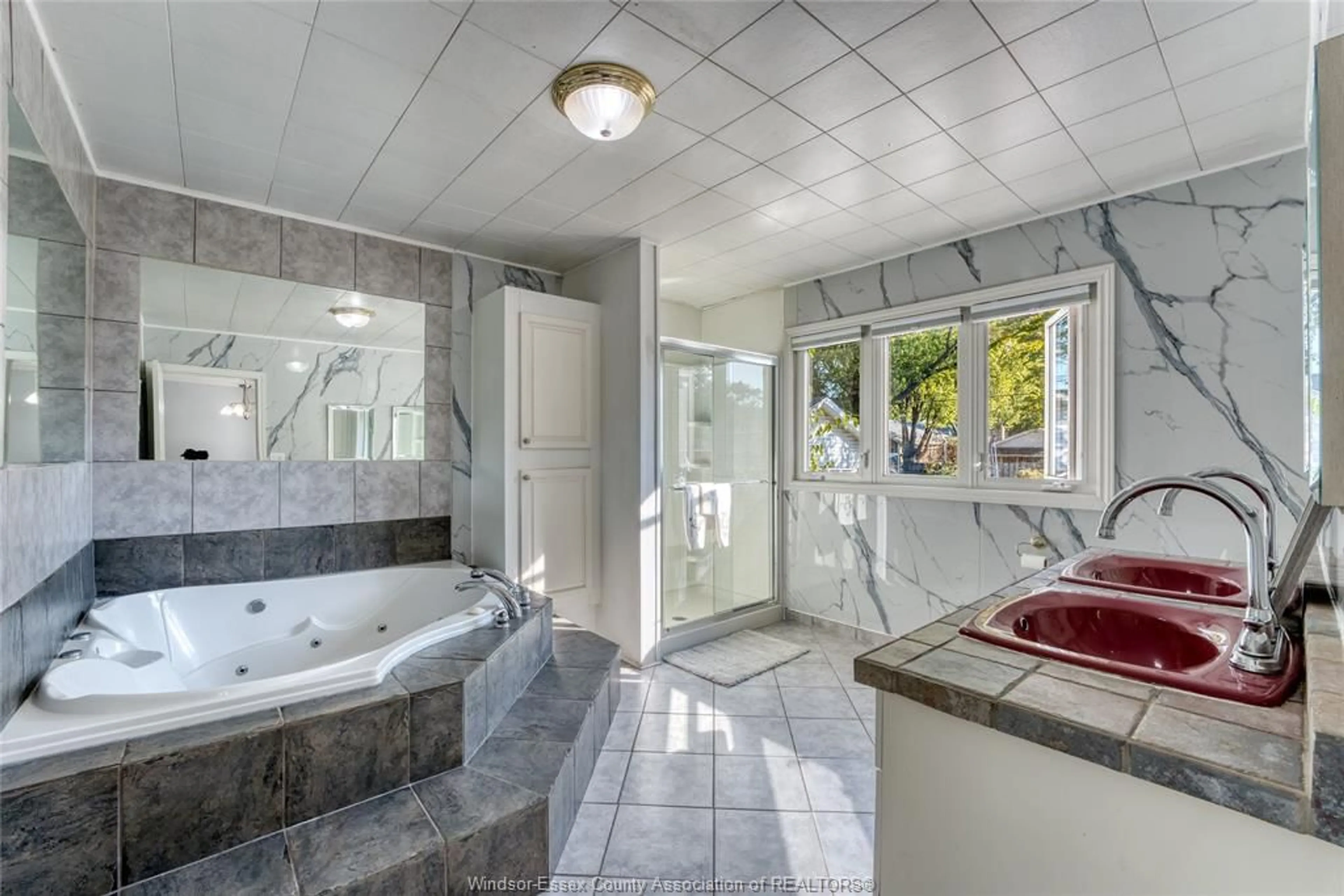 Standard bathroom, ceramic/tile floor for 426 LESPERANCE Rd, Tecumseh Ontario N8N 1W4