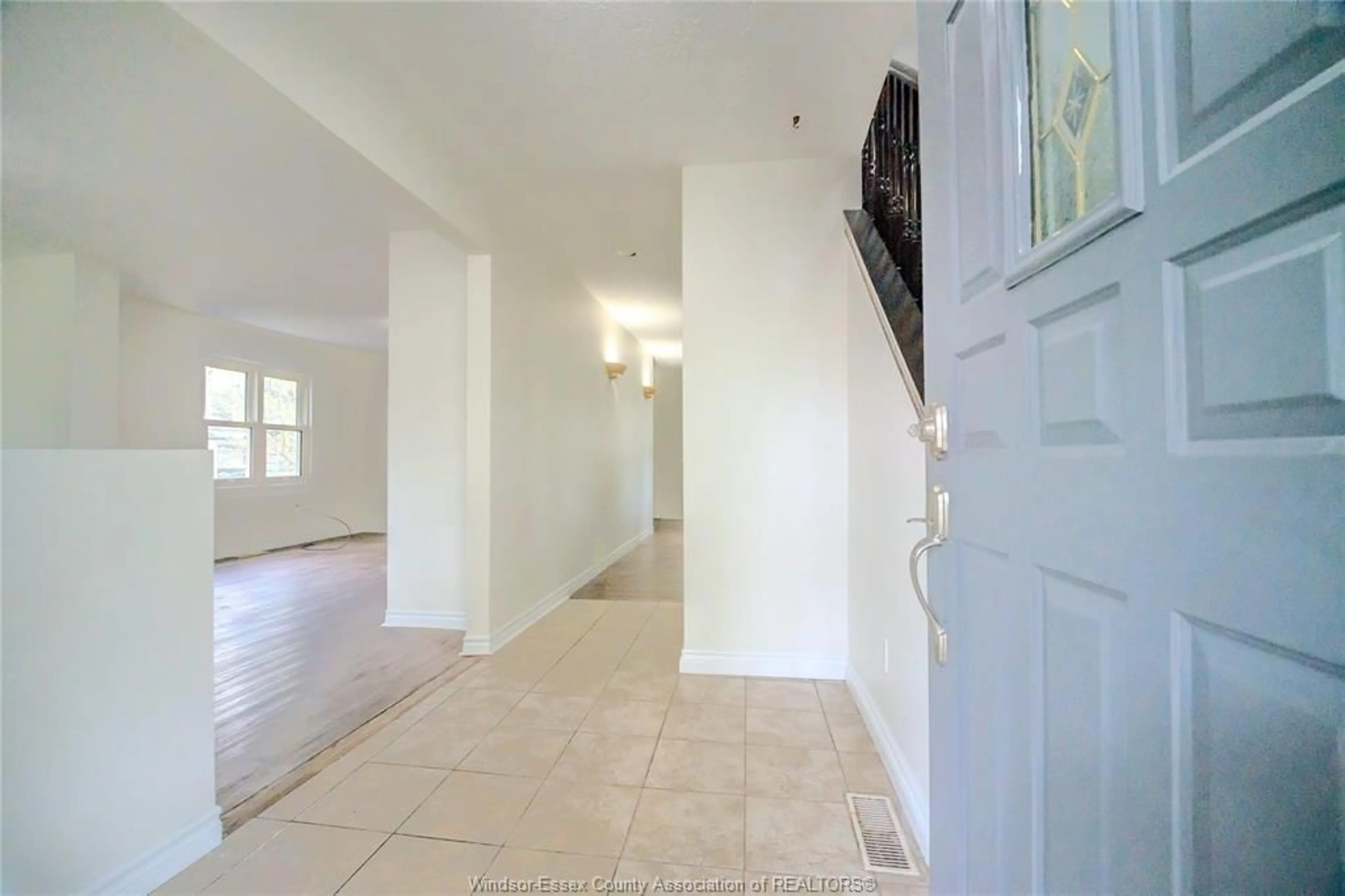 Indoor foyer for 380 CHAPPELL, Windsor Ontario N9C 3C7
