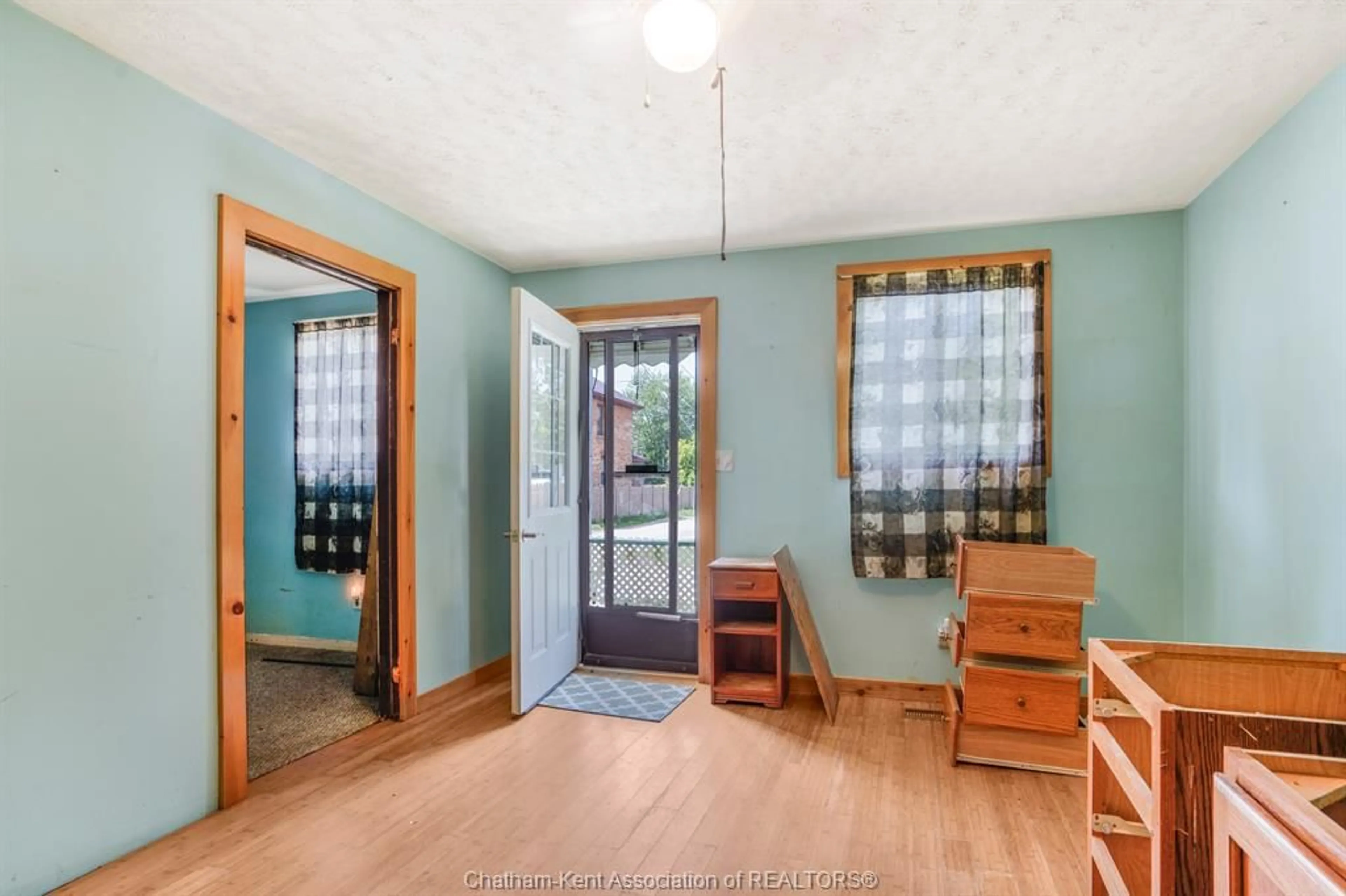 Indoor entryway for 8 Gray St, Chatham Ontario N7M 1S6