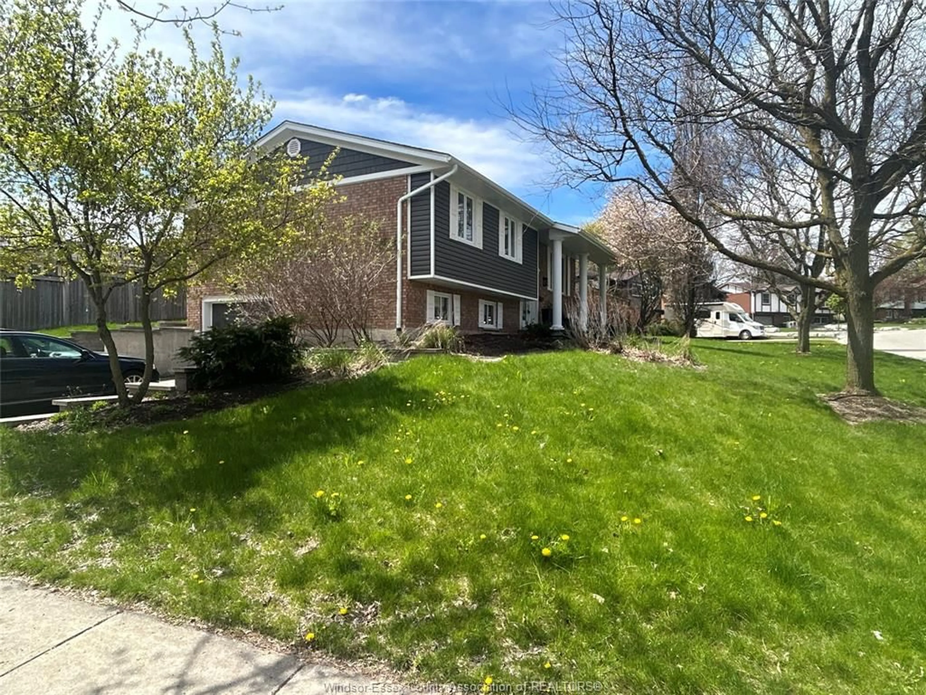 A pic from outside/outdoor area/front of a property/back of a property/a pic from drone, street for 1 SUNSET Pl, Elmira Ontario N3B 3E2