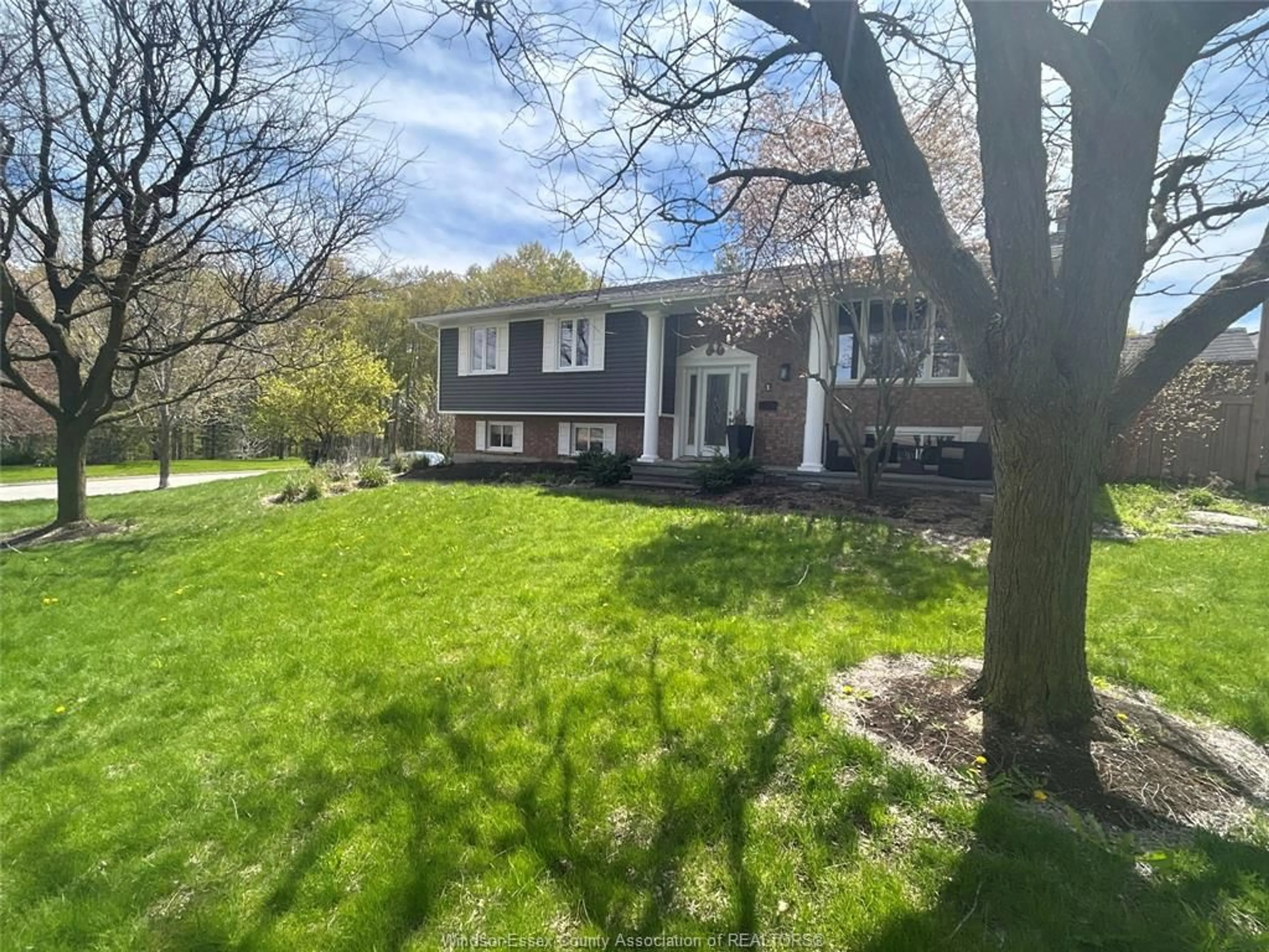 A pic from outside/outdoor area/front of a property/back of a property/a pic from drone, street for 1 SUNSET Pl, Elmira Ontario N3B 3E2