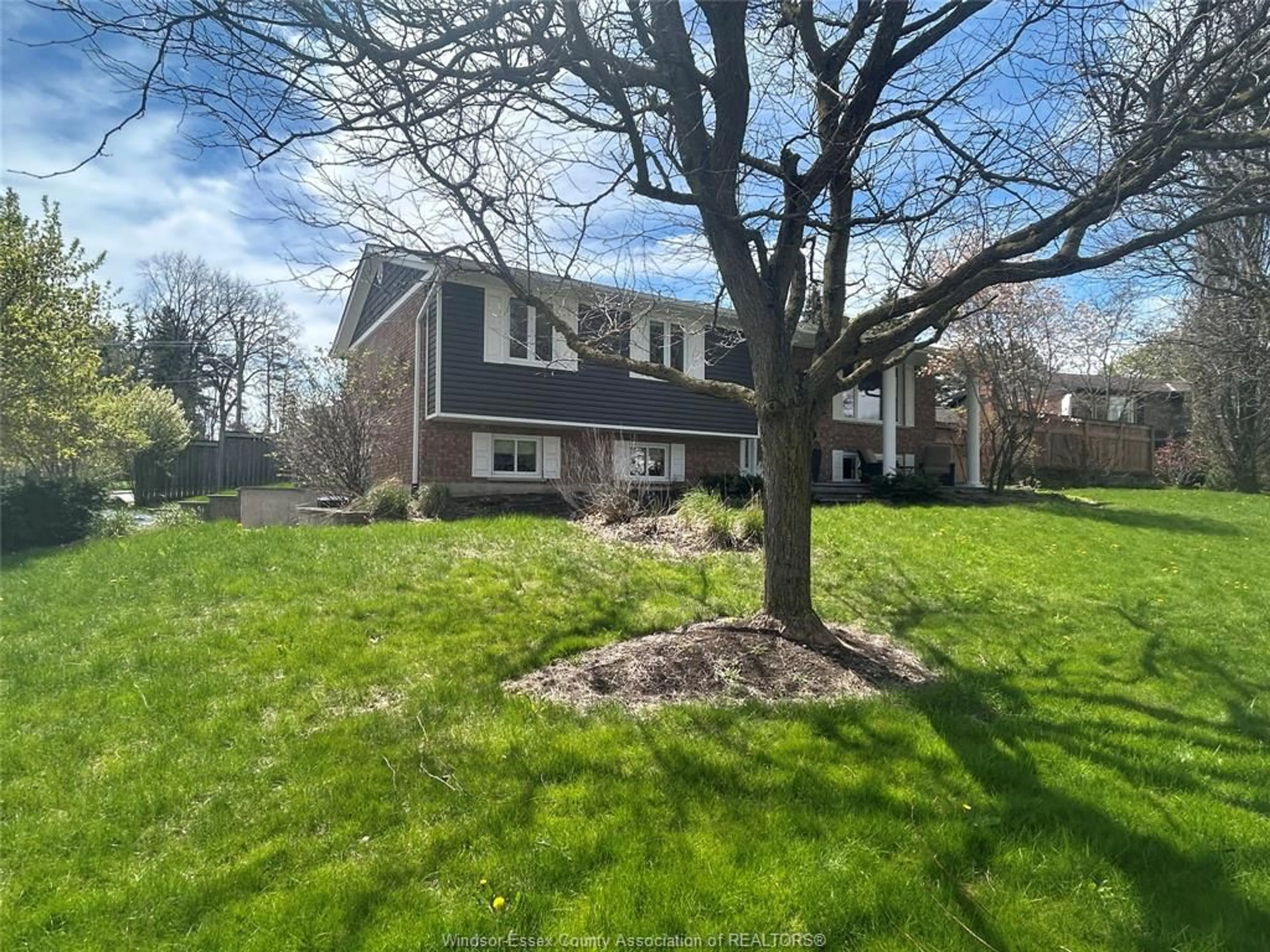 A pic from outside/outdoor area/front of a property/back of a property/a pic from drone, street for 1 SUNSET Pl, Elmira Ontario N3B 3E2