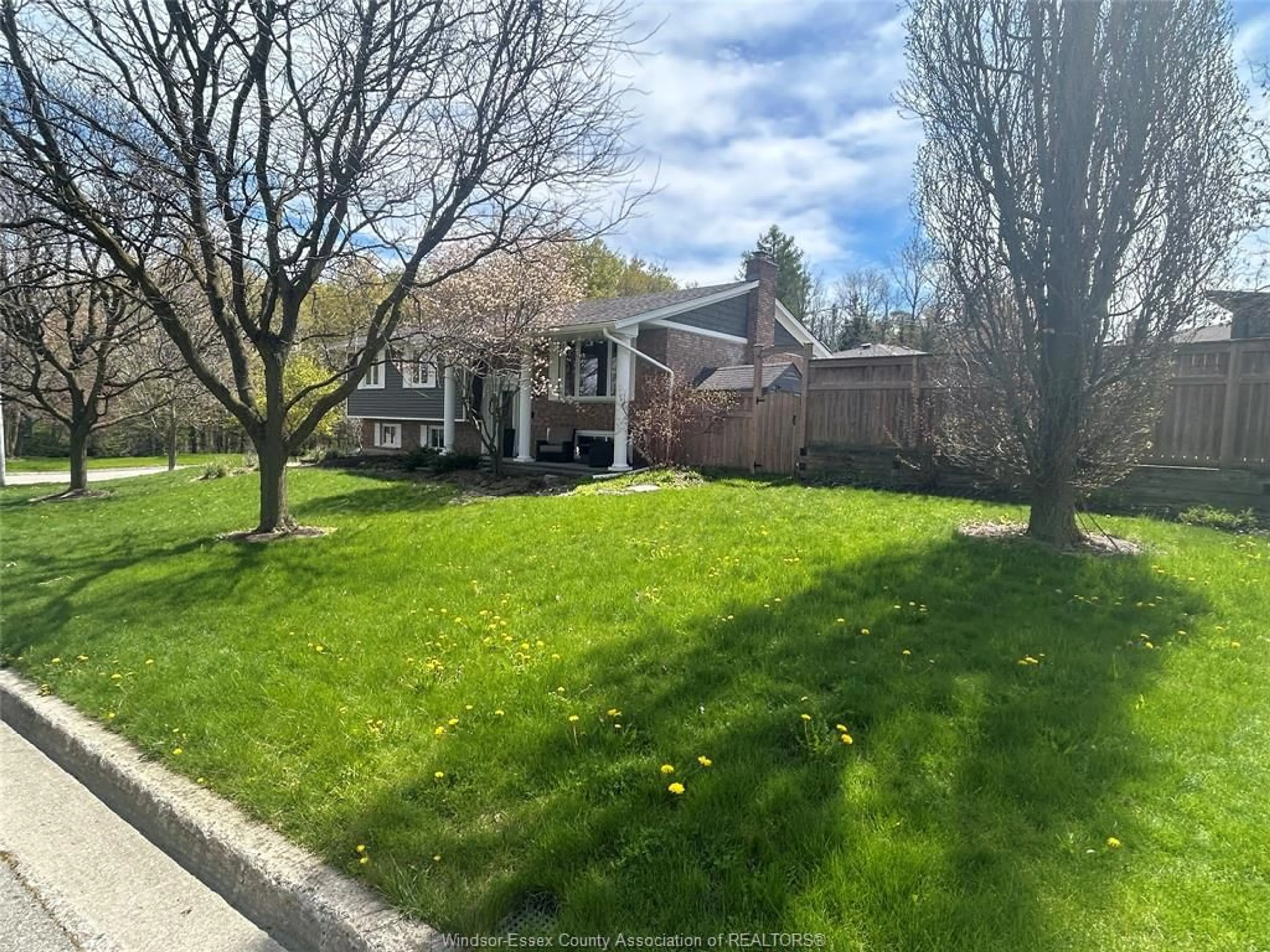 A pic from outside/outdoor area/front of a property/back of a property/a pic from drone, street for 1 SUNSET Pl, Elmira Ontario N3B 3E2