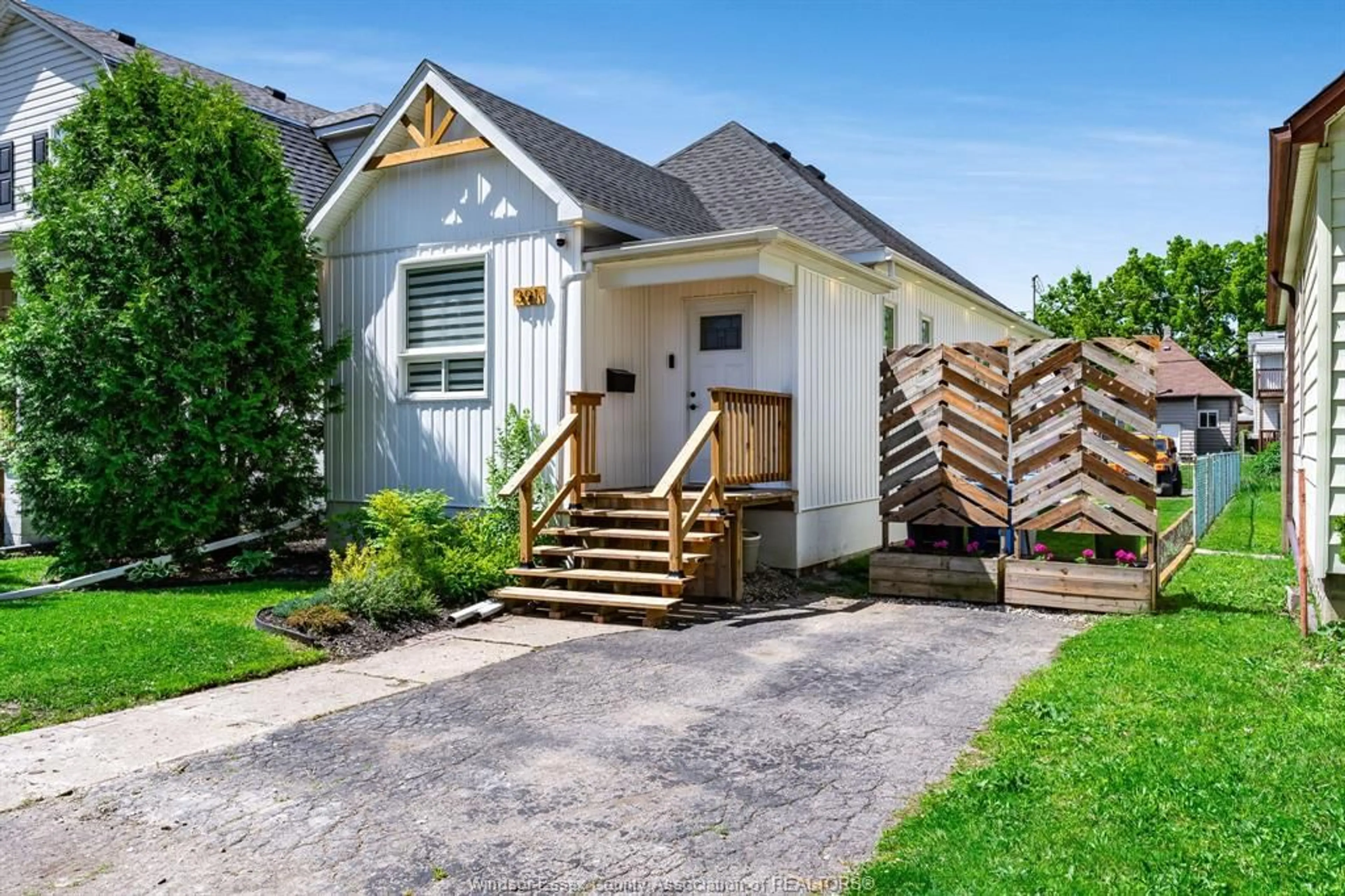 Unknown for 391 Curry Ave, Windsor Ontario N9B 2B6