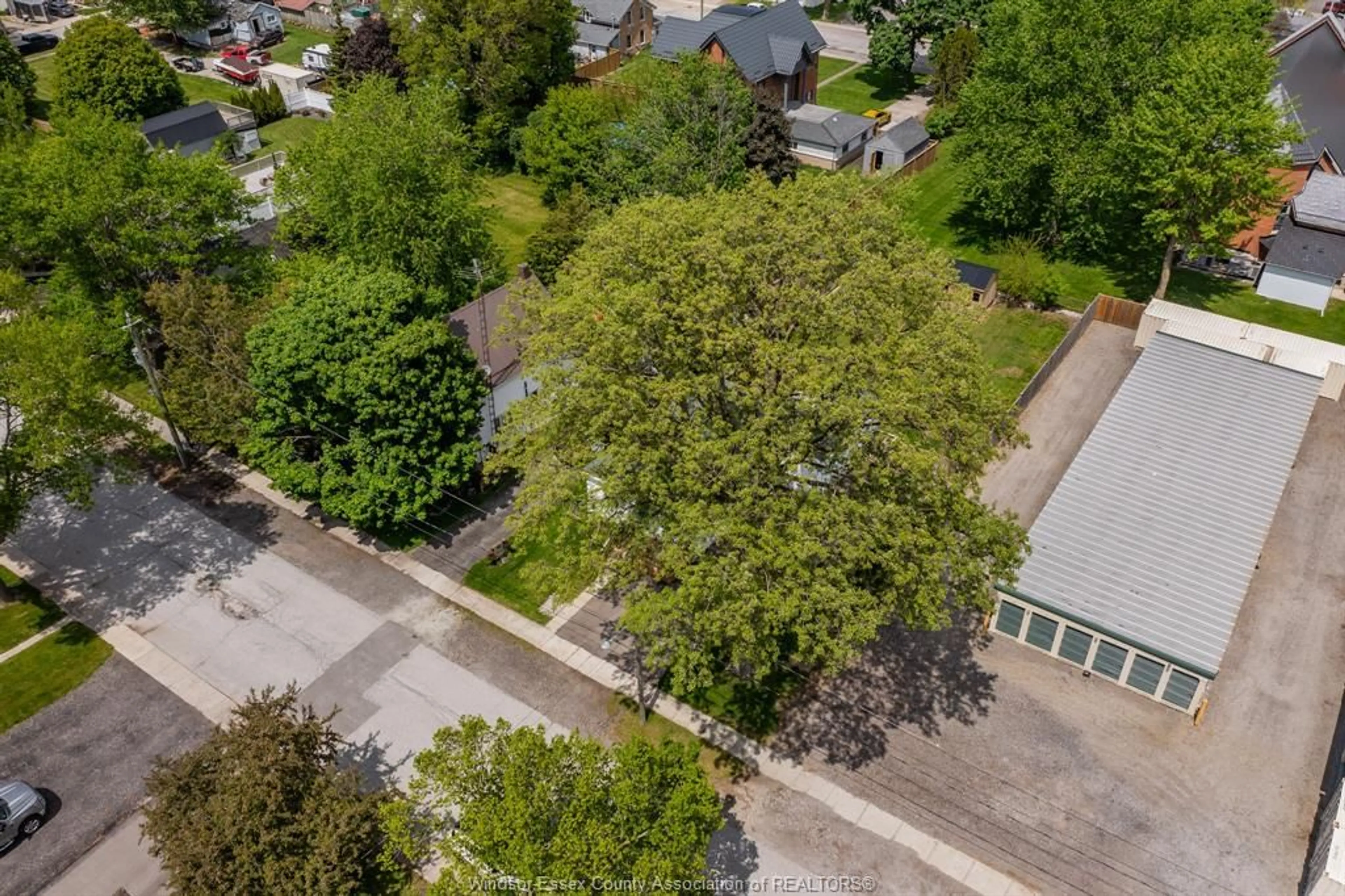 A pic from outside/outdoor area/front of a property/back of a property/a pic from drone, street for 8 SARAH St, Thamesville Ontario N0P 2K0