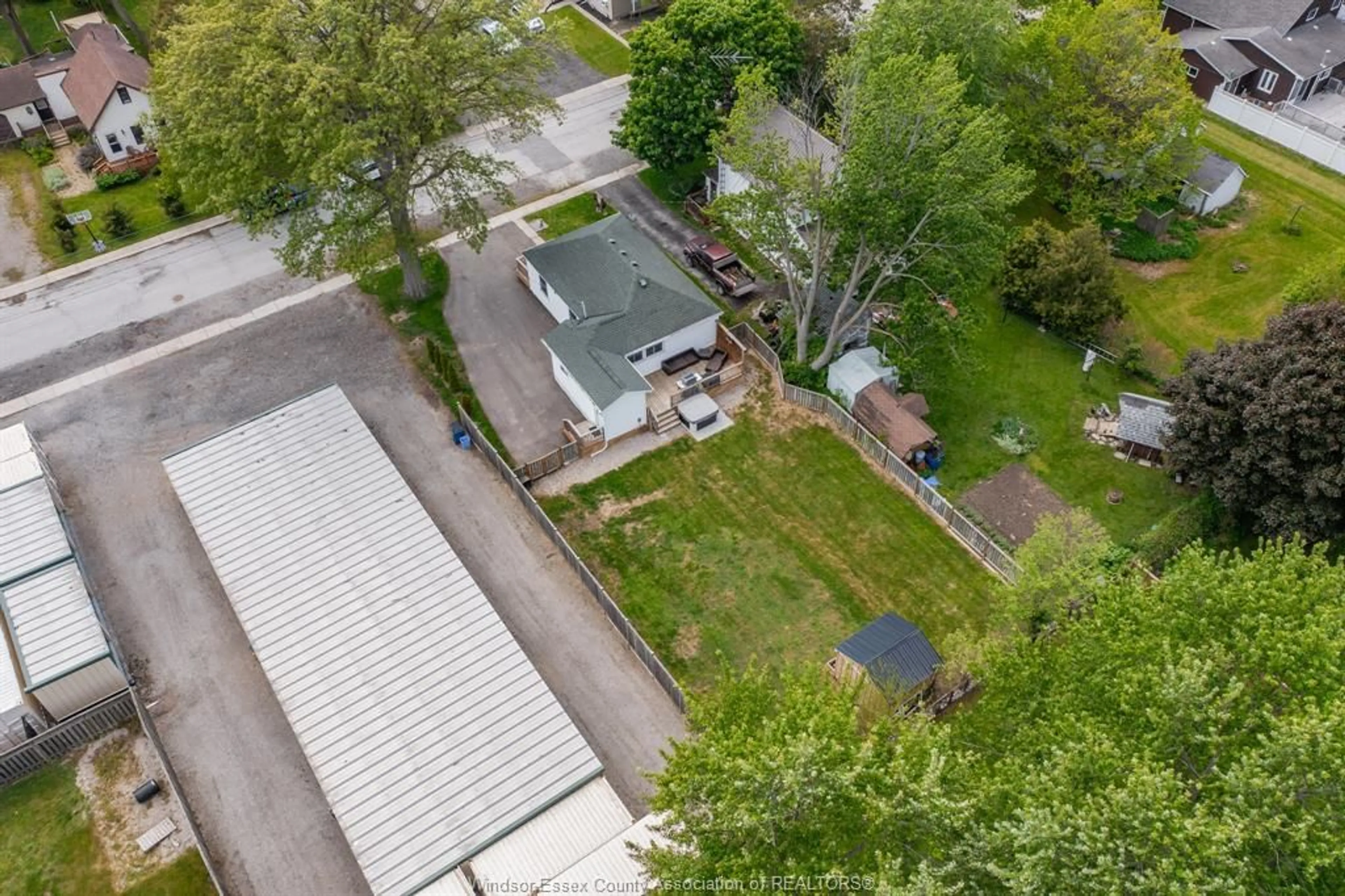 A pic from outside/outdoor area/front of a property/back of a property/a pic from drone, street for 8 SARAH St, Thamesville Ontario N0P 2K0
