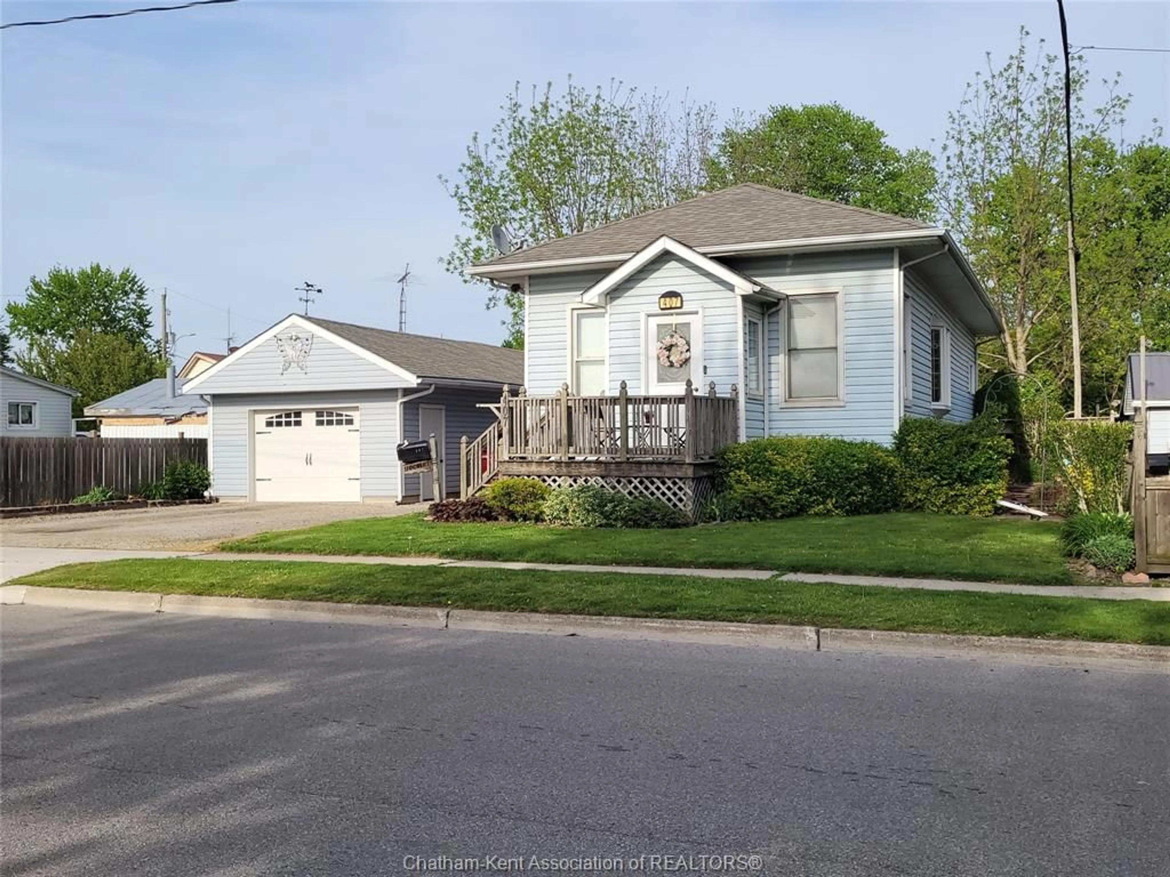 Home with vinyl exterior material, street for 407 ALBERT St, Wallaceburg Ontario N8A 1Y3