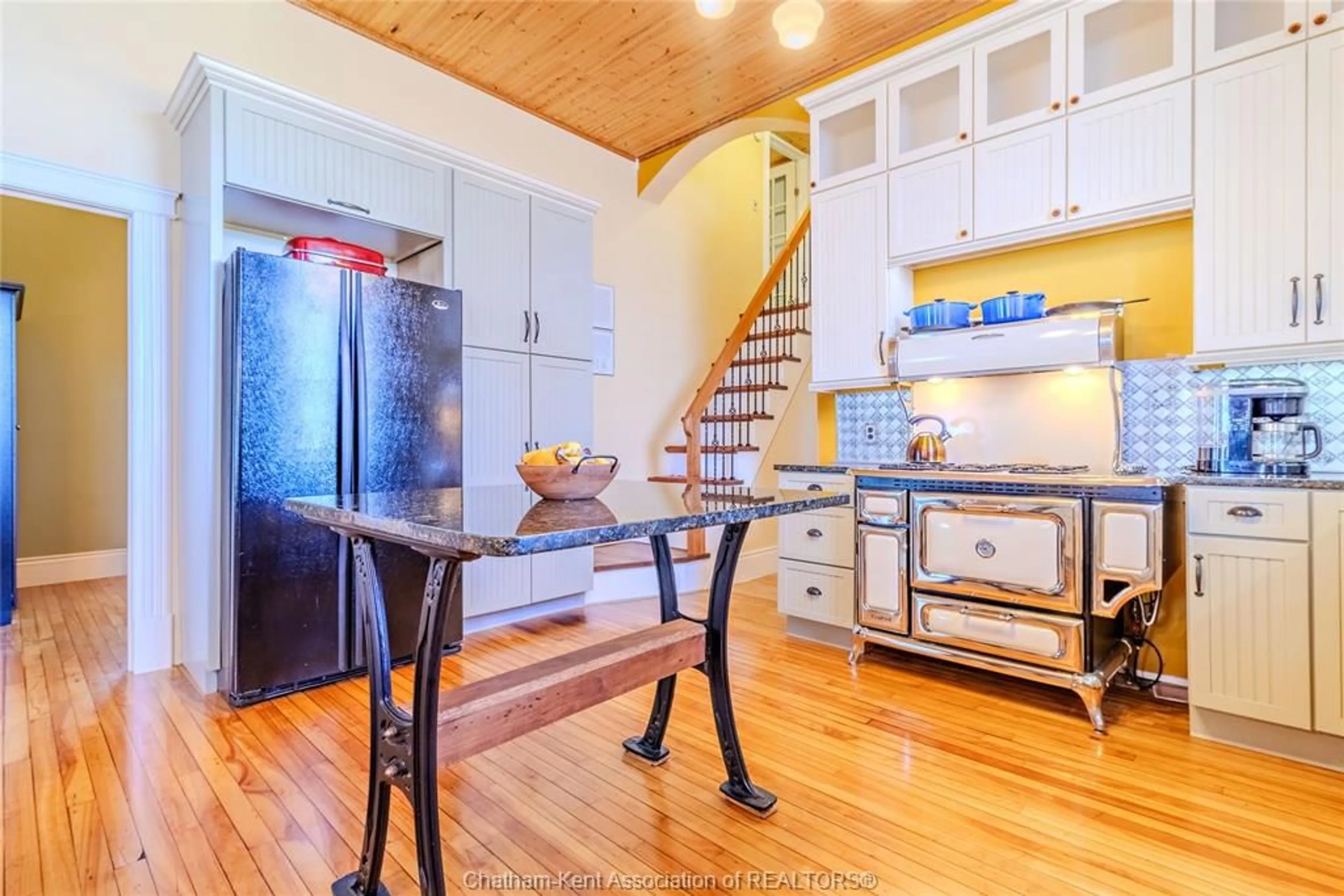 Open concept kitchen, wood/laminate floor for 6630 TALBOT Trail, Merlin Ontario N0P 1W0