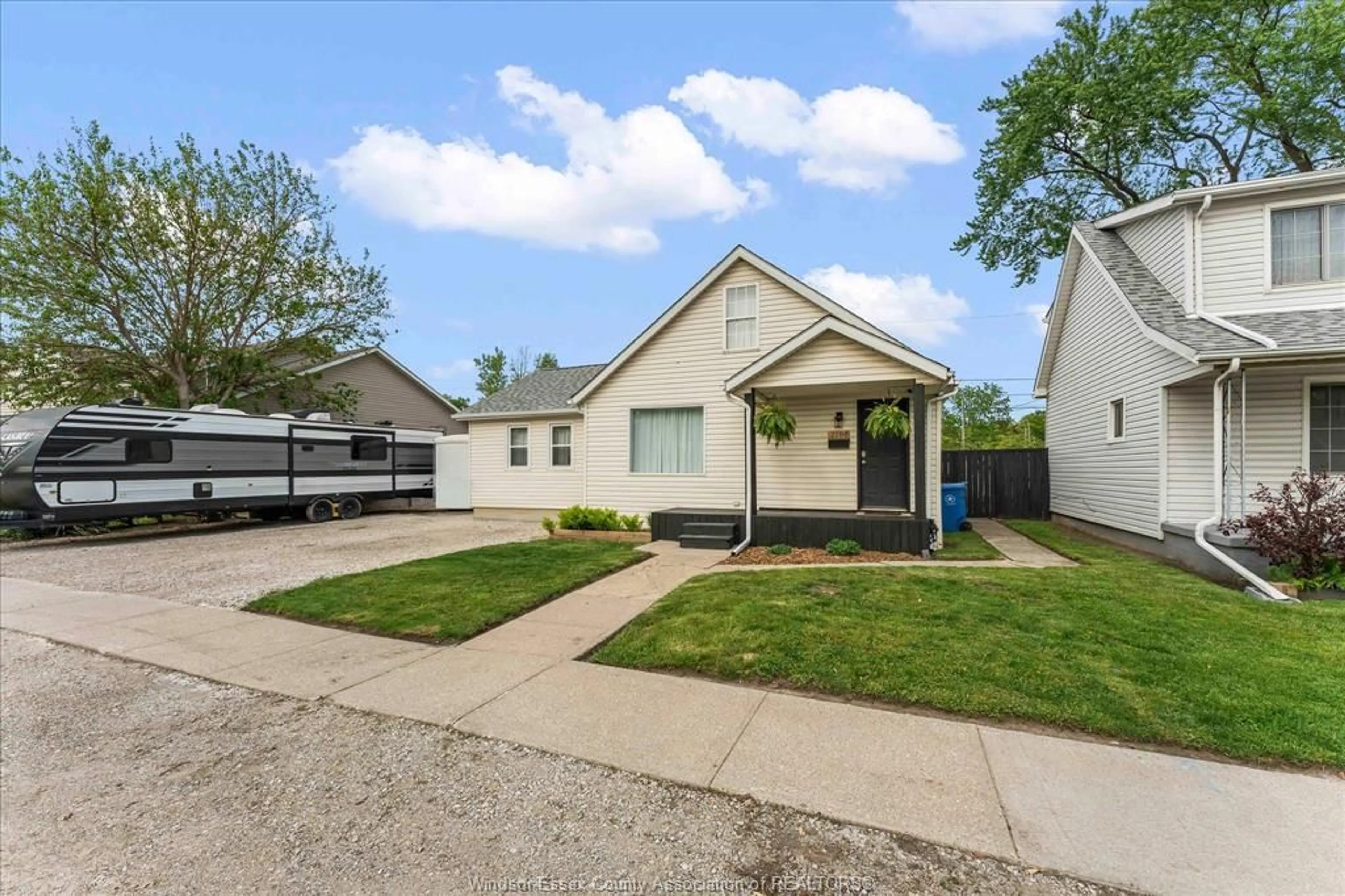 Home with vinyl exterior material, street for 2186 Janette, Windsor Ontario N8X 1Z8