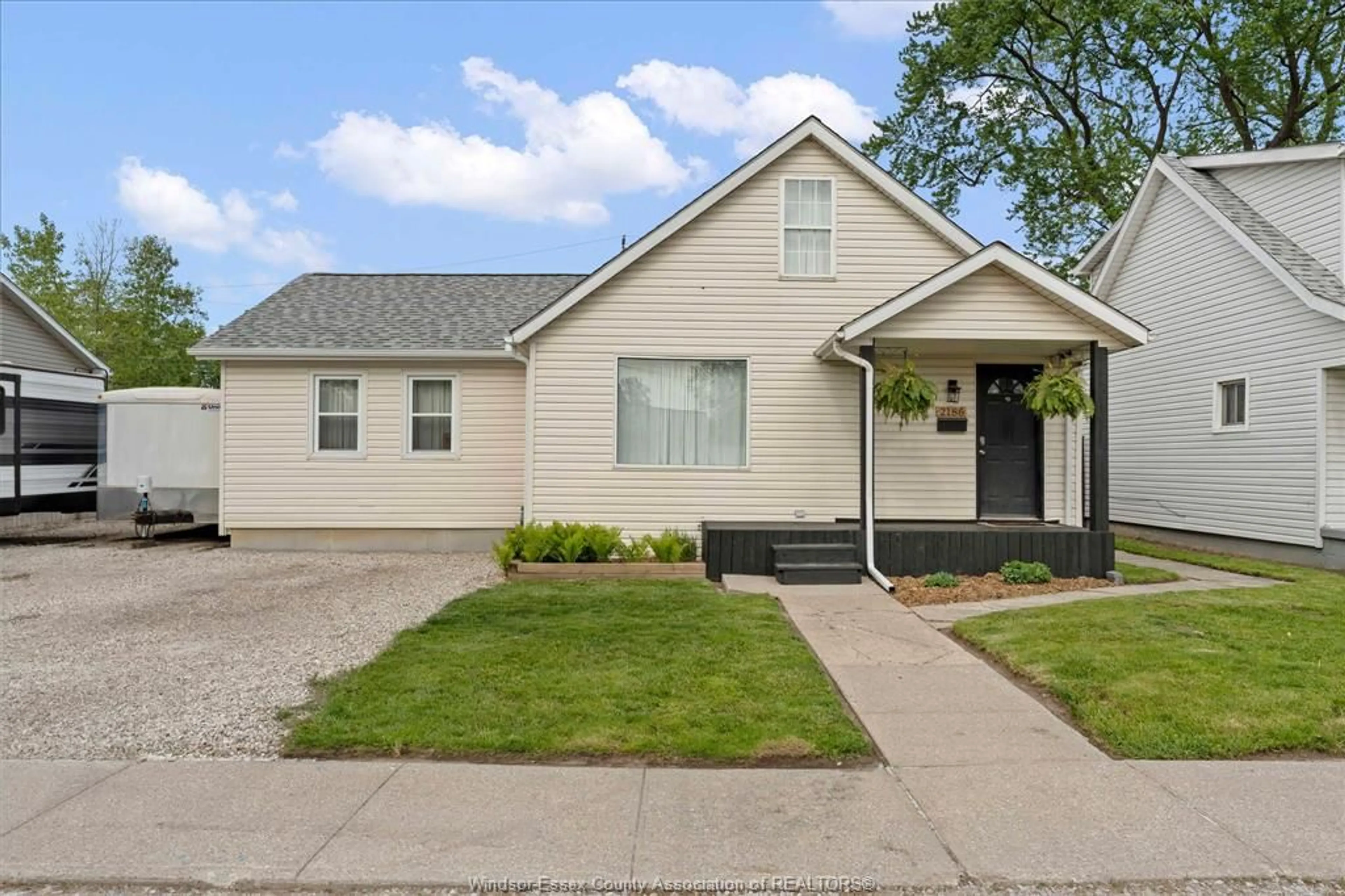 Home with vinyl exterior material, street for 2186 Janette, Windsor Ontario N8X 1Z8