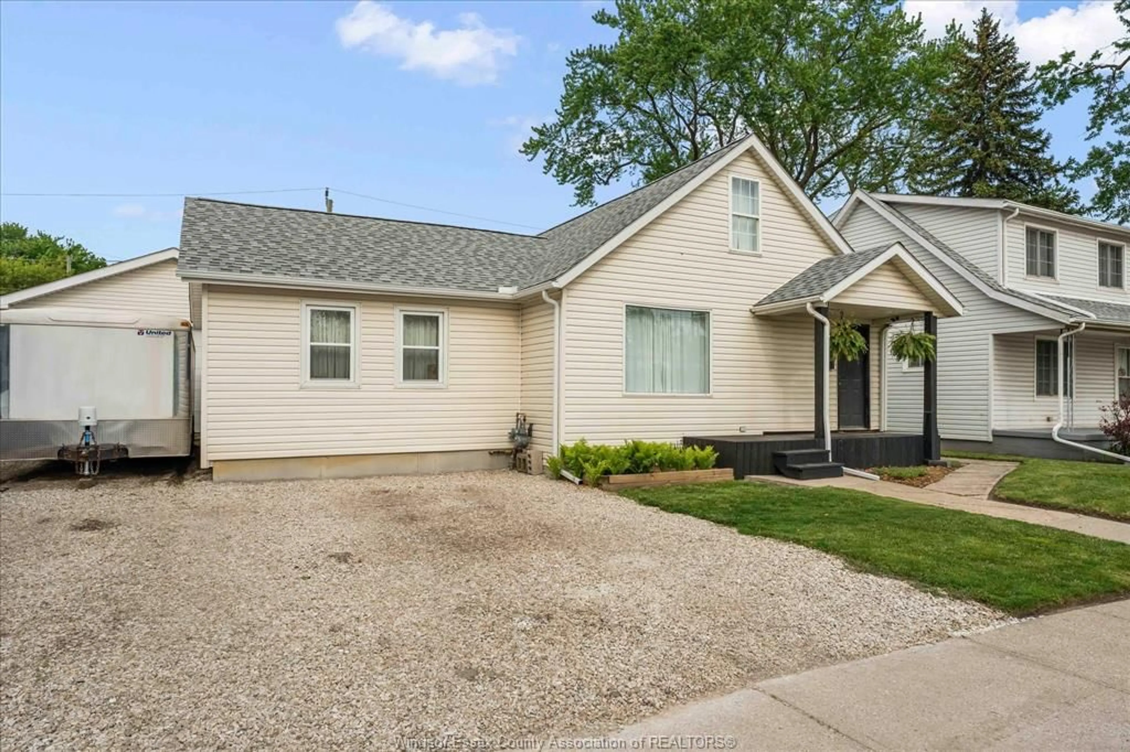 Home with vinyl exterior material, street for 2186 Janette, Windsor Ontario N8X 1Z8