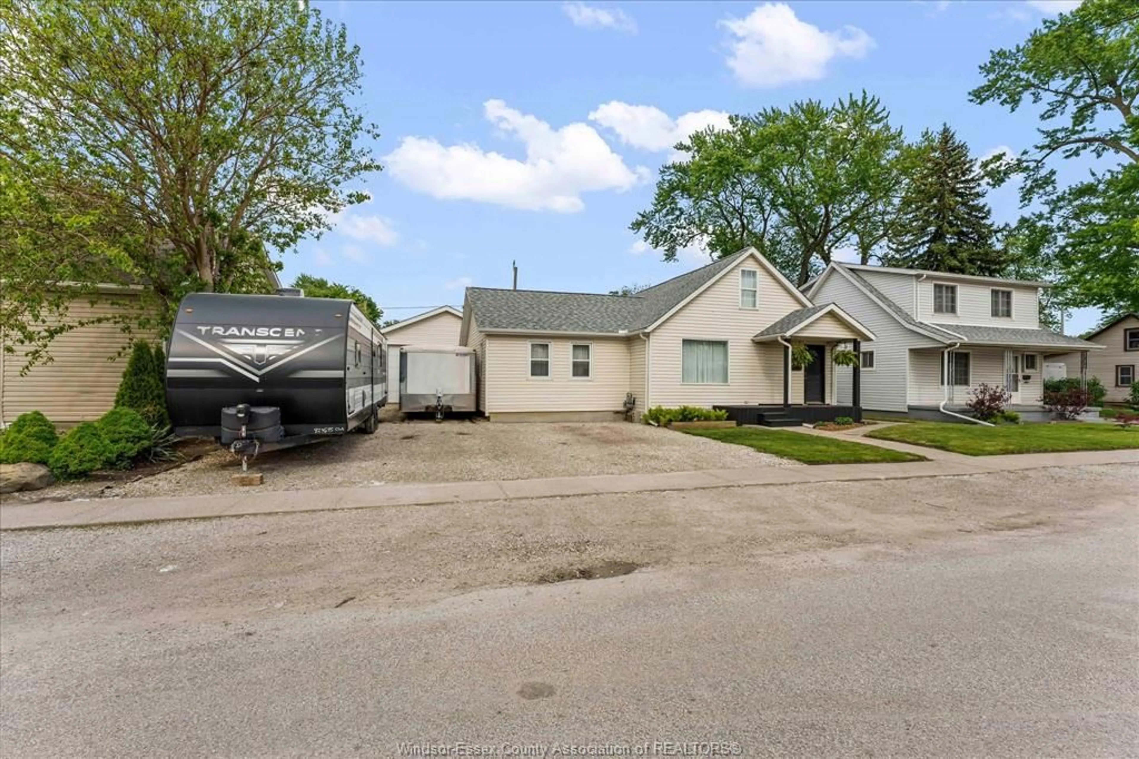 A pic from outside/outdoor area/front of a property/back of a property/a pic from drone, street for 2186 Janette, Windsor Ontario N8X 1Z8