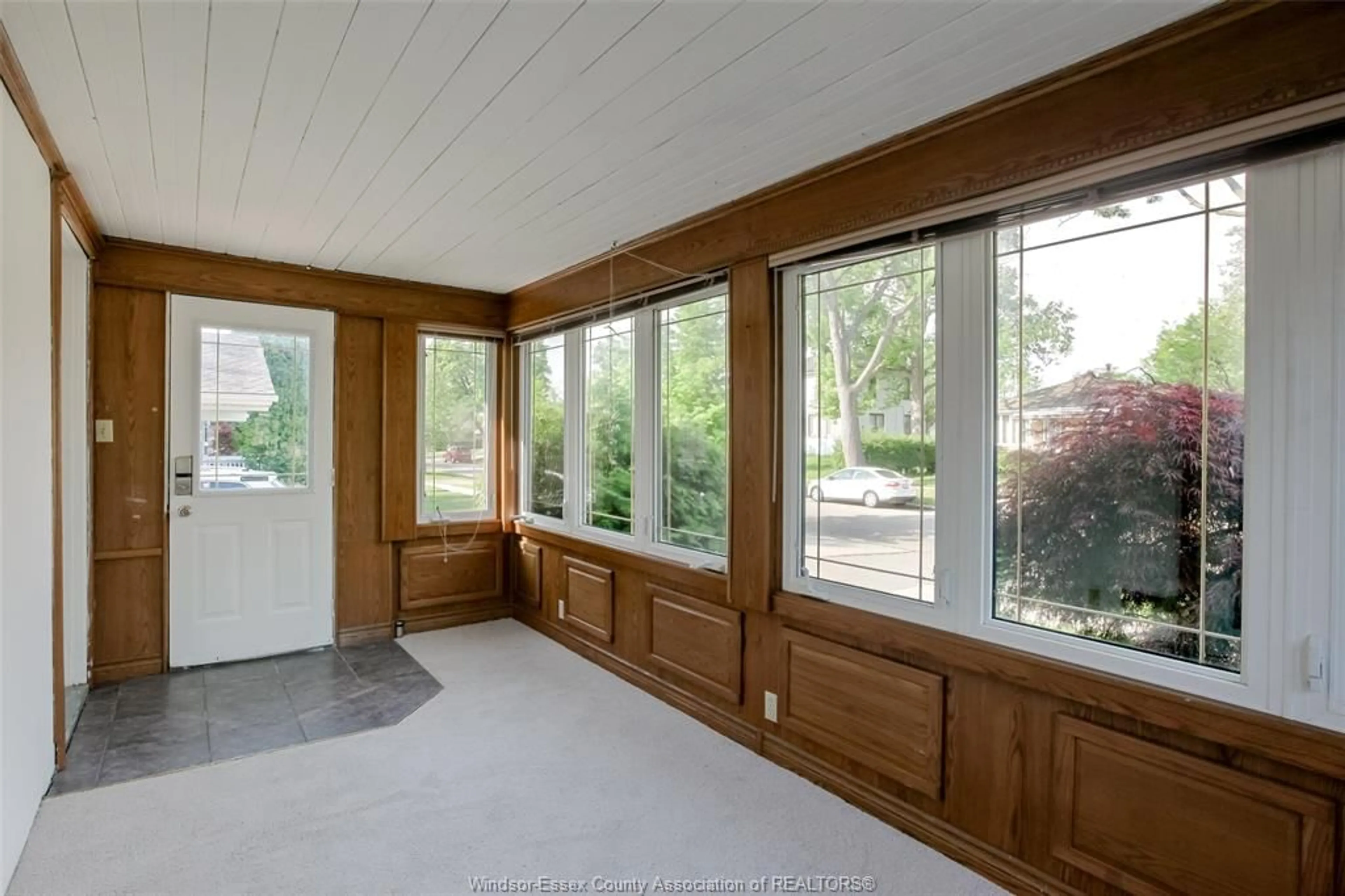 Indoor foyer for 1054 GLIDDEN, Windsor Ontario N8S 2P1
