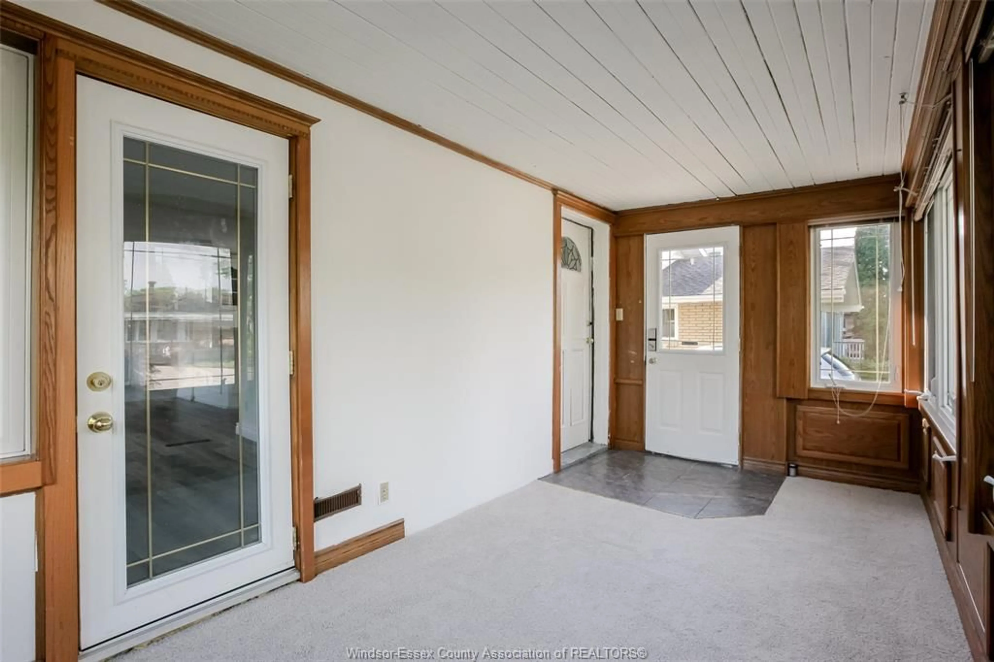 Indoor entryway for 1054 GLIDDEN, Windsor Ontario N8S 2P1