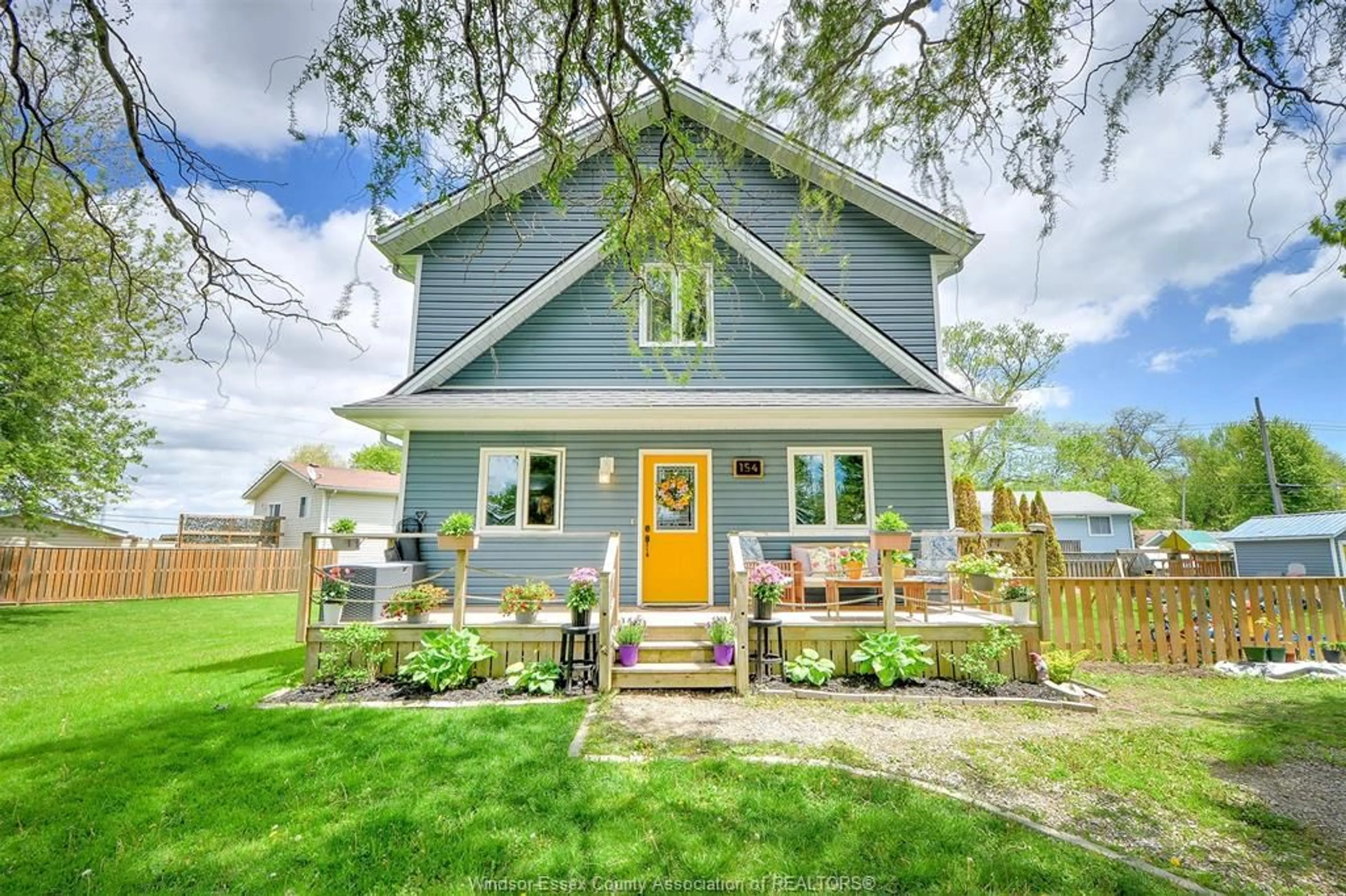 Home with vinyl exterior material, street for 154 LINCOLN CRT, Colchester Ontario N0R 1G0