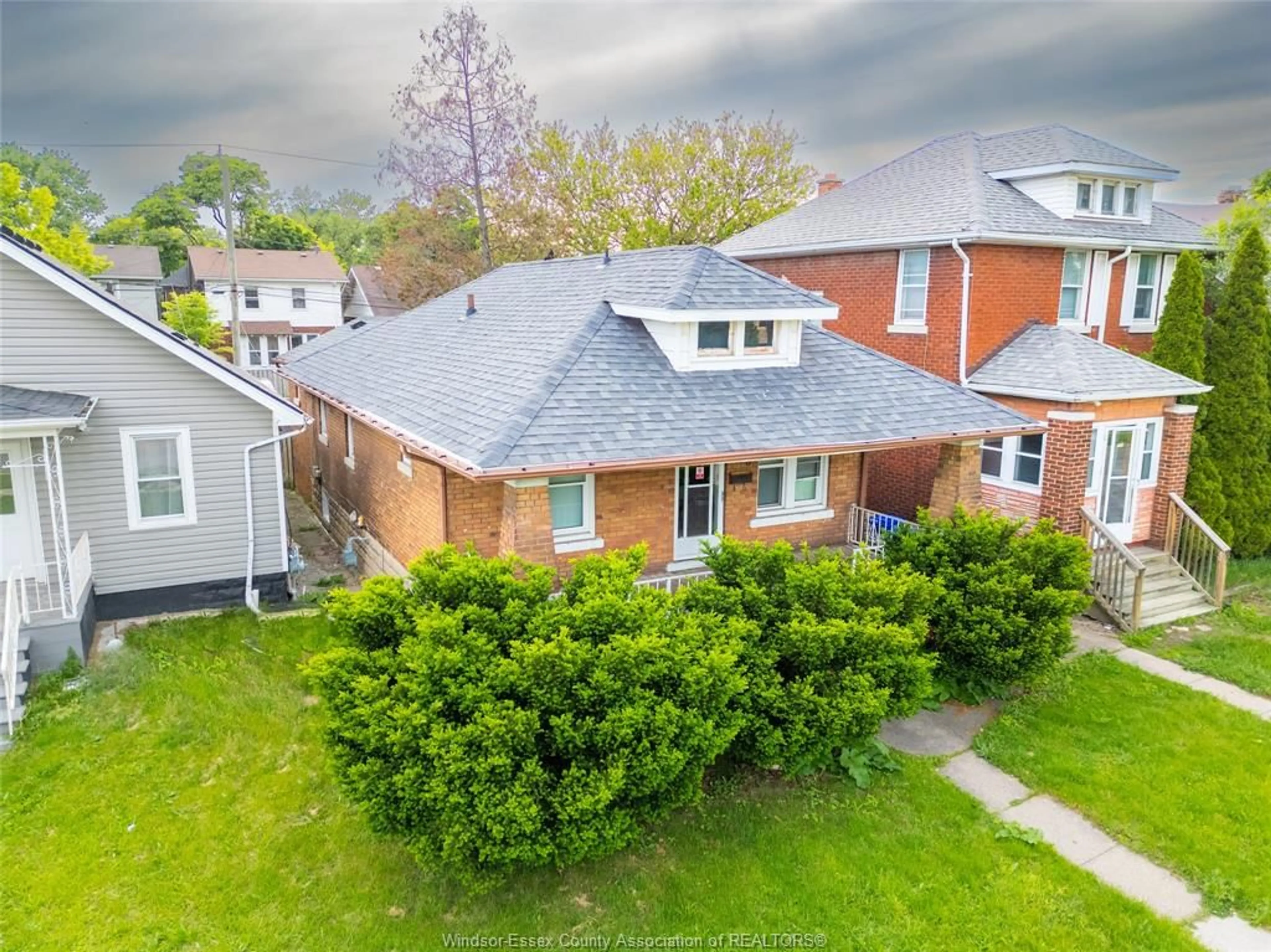 A pic from outside/outdoor area/front of a property/back of a property/a pic from drone, street for 543 RANKIN, Windsor Ontario N9B 2R6