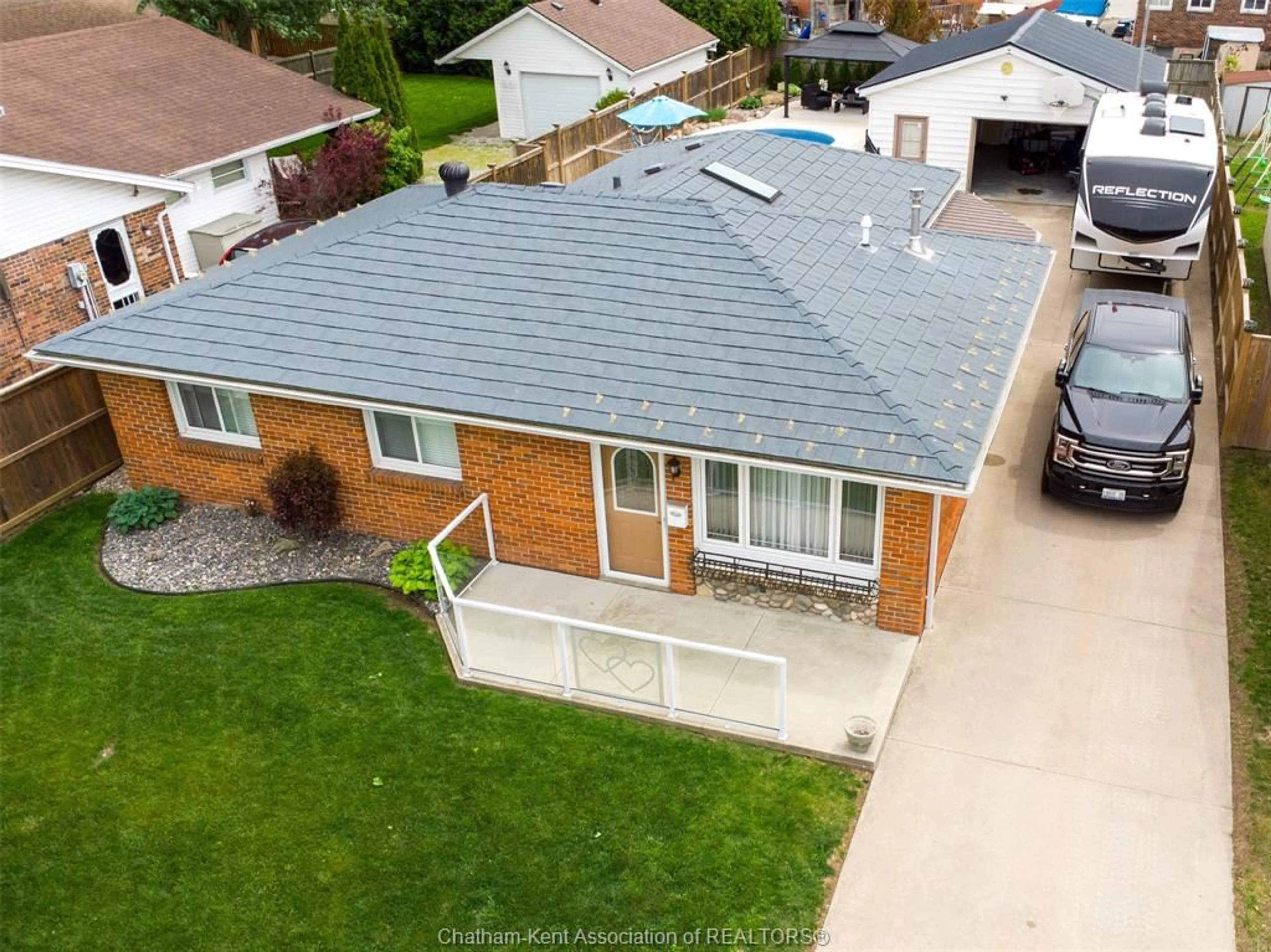 A pic from outside/outdoor area/front of a property/back of a property/a pic from drone, street for 106 WILLS St, Wallaceburg Ontario N8A 4X5
