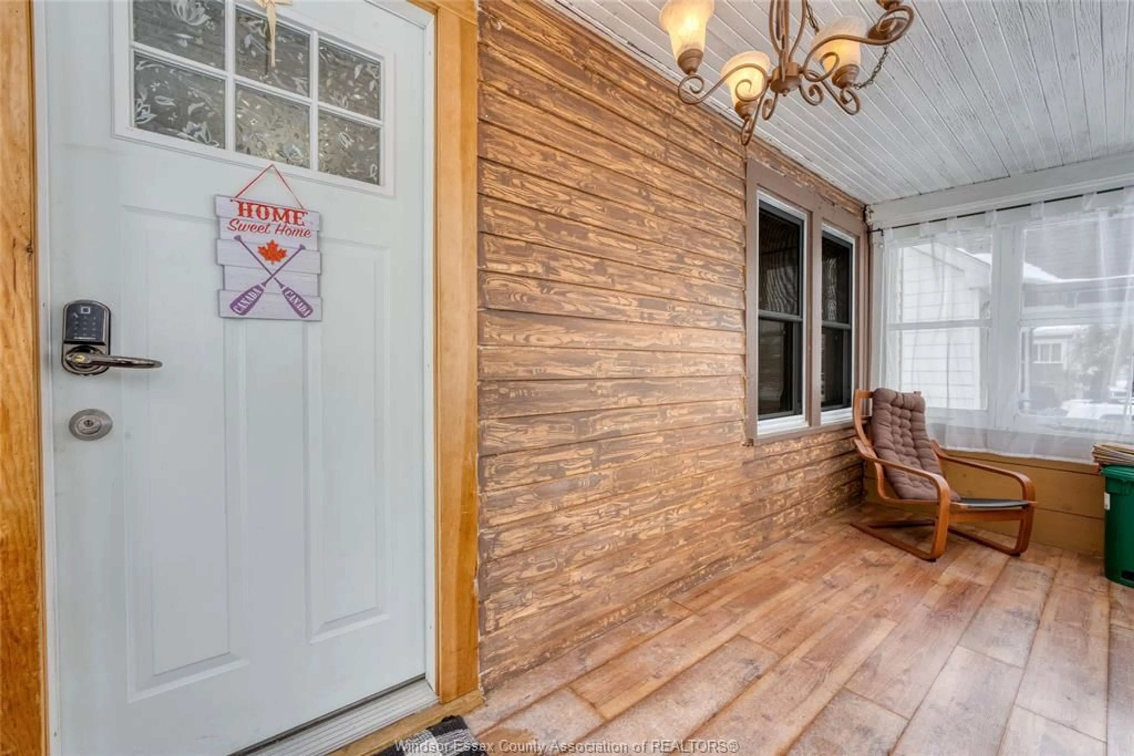 Indoor entryway for 1581 CADILLAC St, Windsor Ontario N8Y 2C4