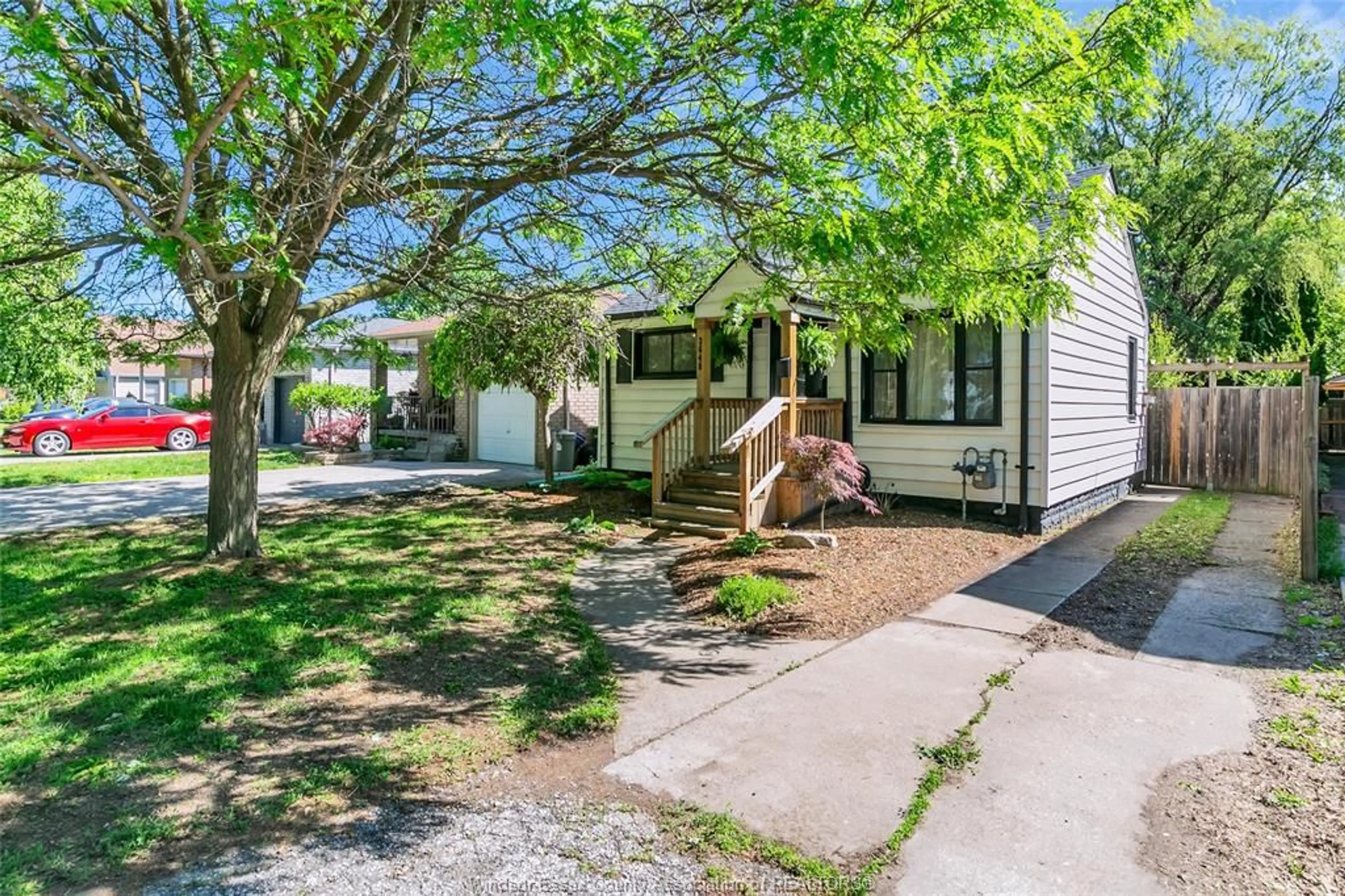 A pic from outside/outdoor area/front of a property/back of a property/a pic from drone, street for 3548 TURNER Rd, Windsor Ontario N8W 3M8