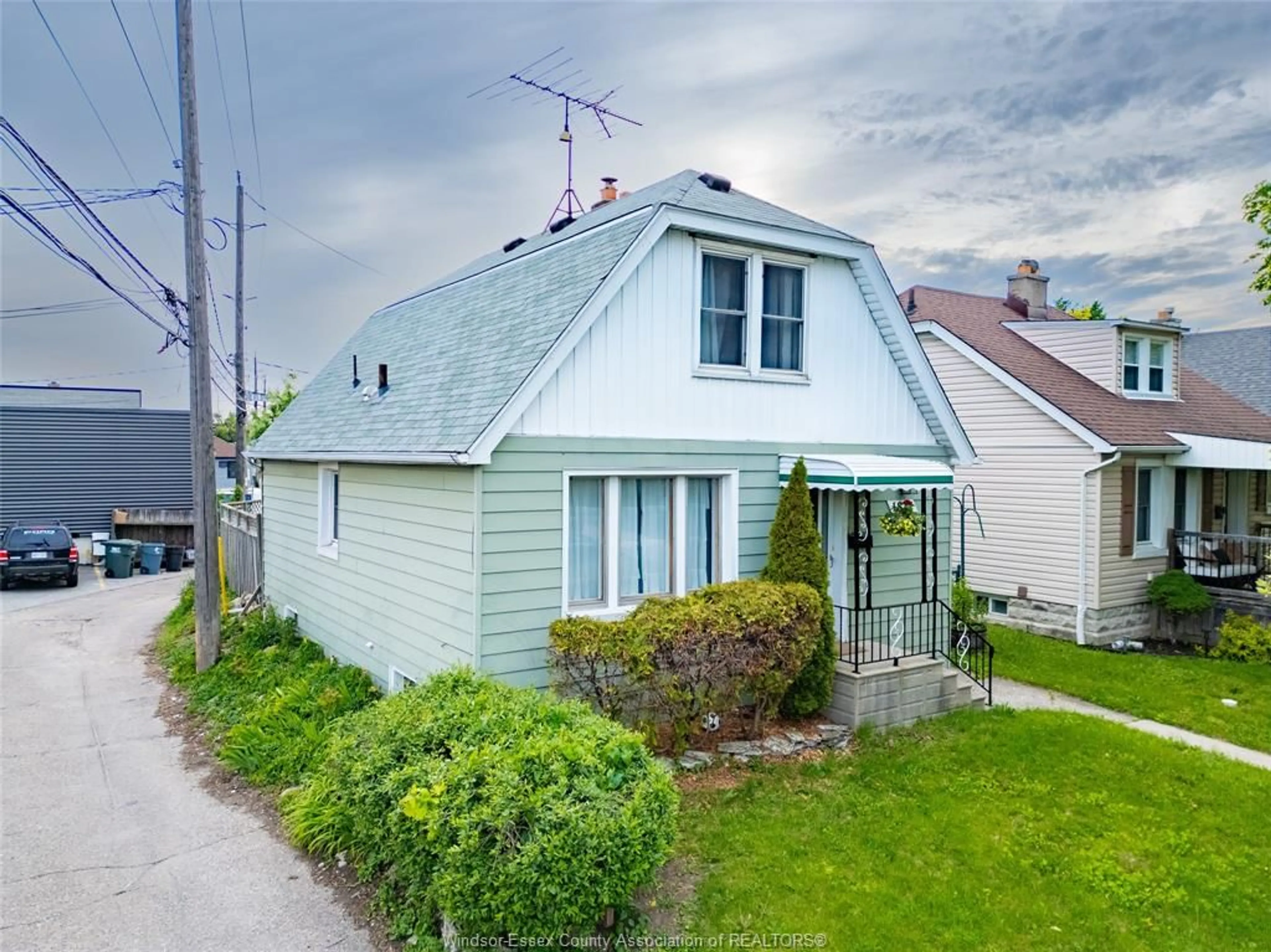 A pic from outside/outdoor area/front of a property/back of a property/a pic from drone, street for 1875 WINDERMERE, Windsor Ontario N8W 2S3