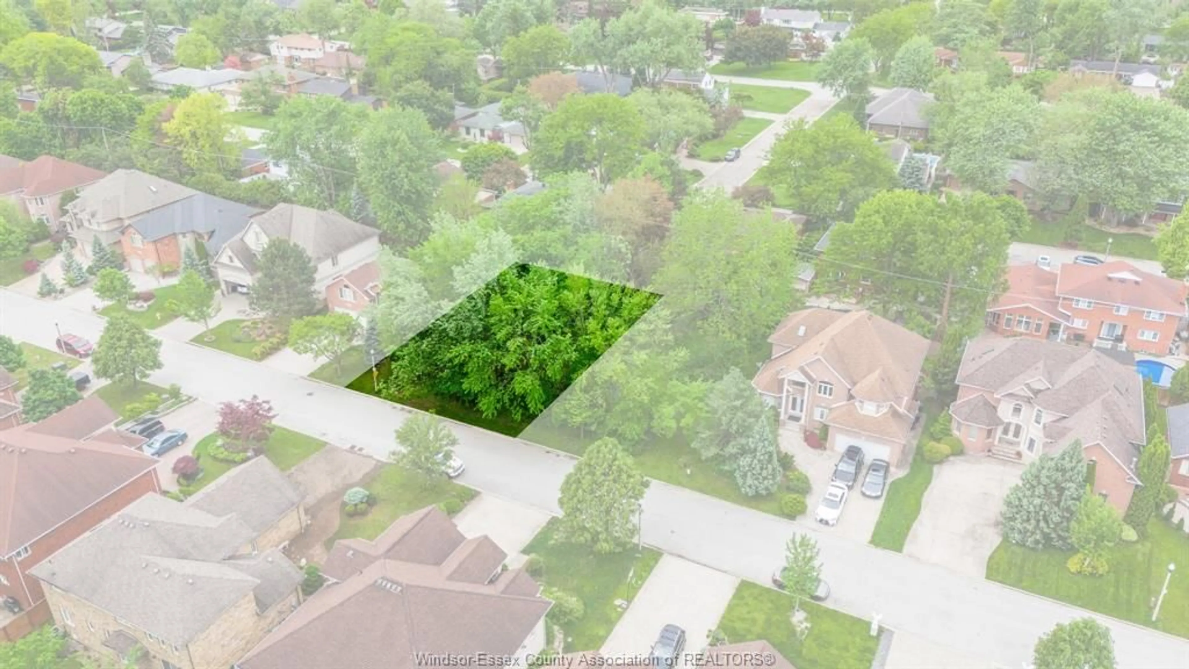 A pic from outside/outdoor area/front of a property/back of a property/a pic from drone, street for 3699 Inglewood Ave, Windsor Ontario N9E 4P3
